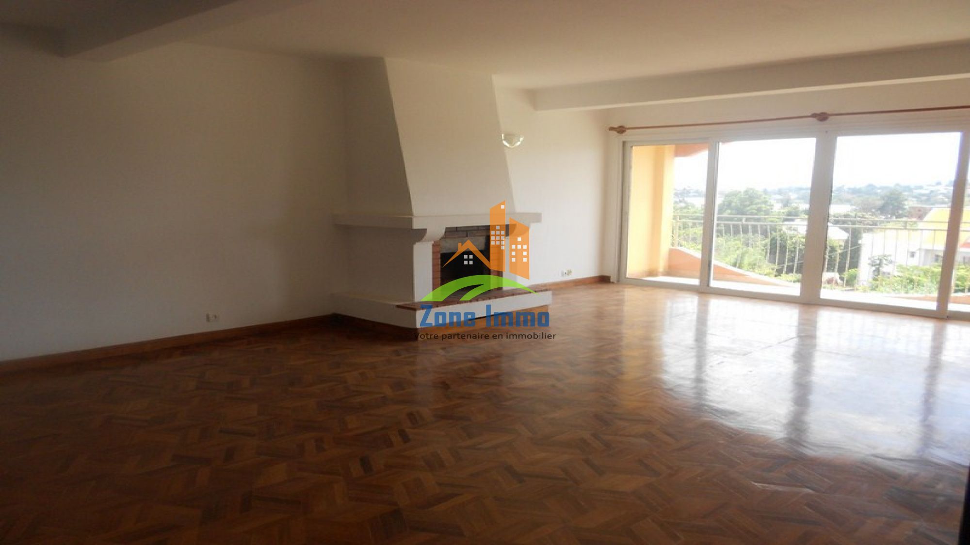 https://www.zoneimmo-mada.com/uploads/2017/02/22/a-louer-charmant-appartement-t3-a-mandrosoa-ivato-1492450438_1_33191_large.jpg