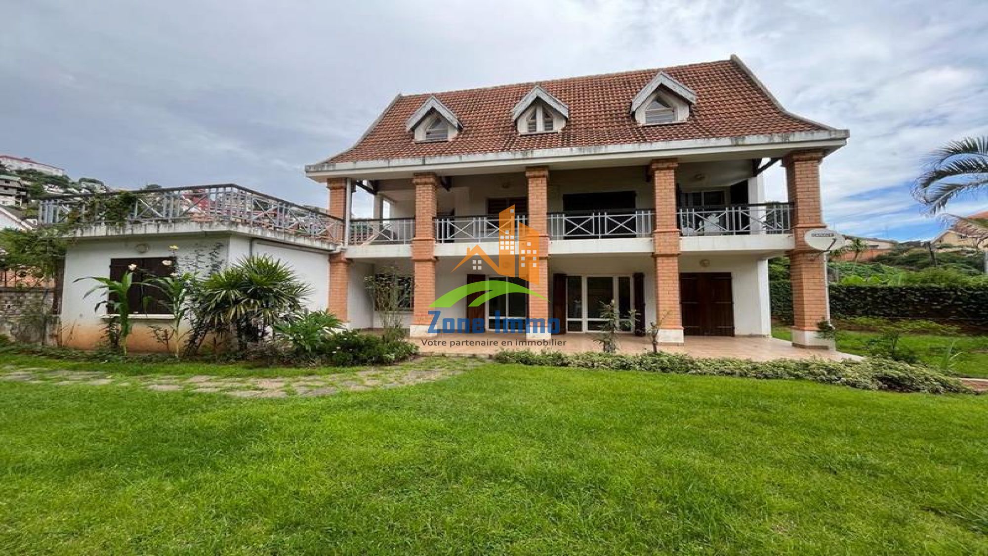 https://www.zoneimmo-mada.com/uploads/2017/02/23/a-louer-charmante-villa-a-etage-f5-avec-jardin-a-andohanimandroseza-1740810618_1_7790_large.jpg