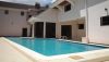 https://www.zoneimmo-mada.com/uploads/2017/02/24/a-louer-grande-villa-a-etage-f7-avec-piscine-jardin-manakambahiny-1492702675_10_78287_medium.jpg