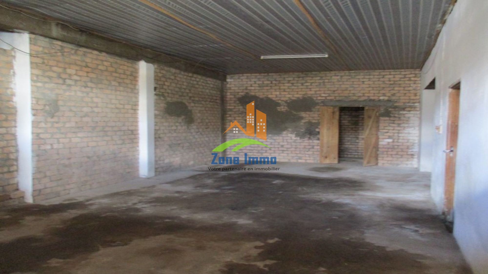 https://www.zoneimmo-mada.com/uploads/2017/02/26/a-louer-local-commercial-de-600m-a-anosizato-est-1493204252_1_93509_large.jpg