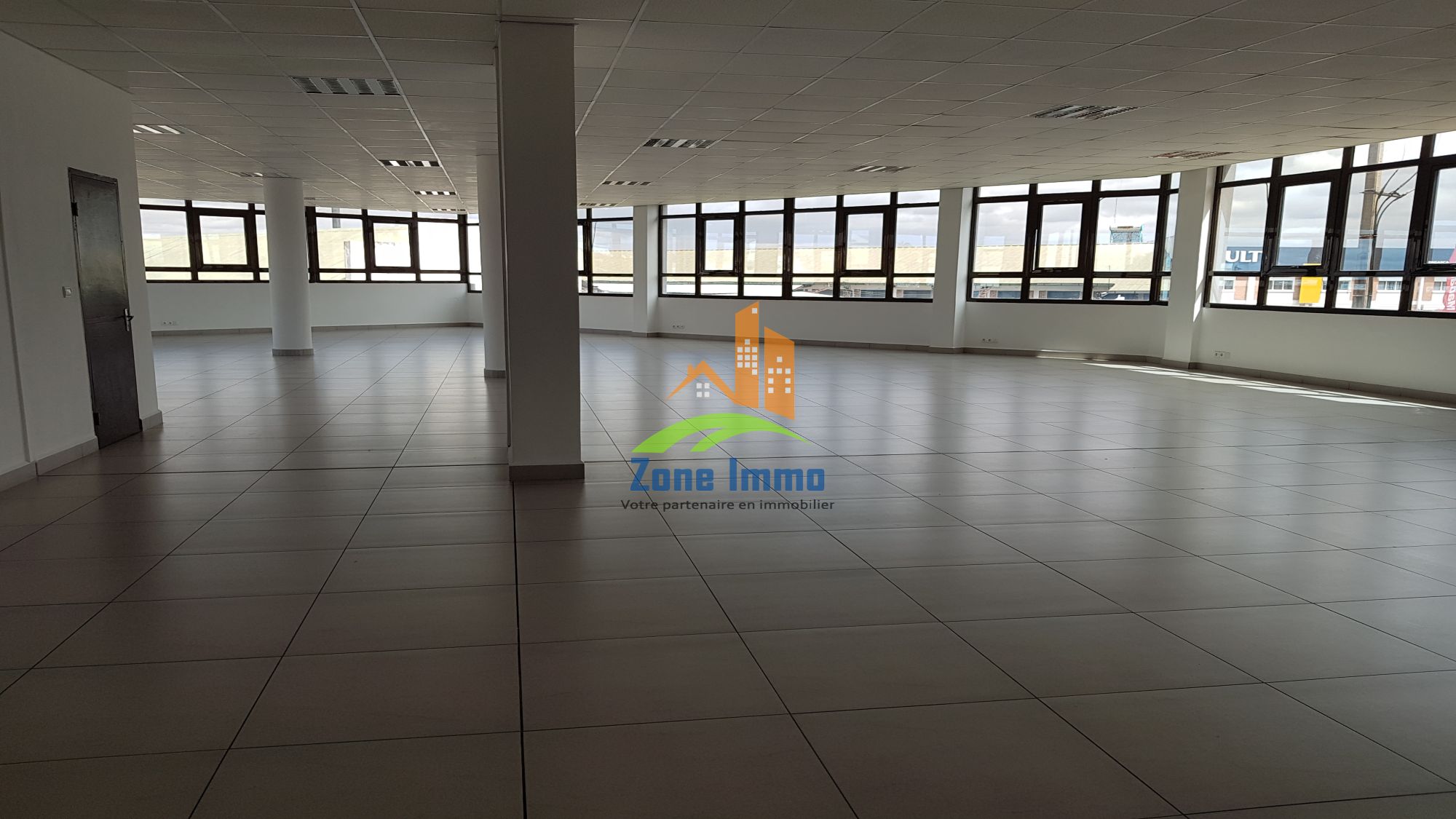 https://www.zoneimmo-mada.com/uploads/2017/03/07/a-louer-bureau-local-professionnel-open-space-de-150m-200m-4-andraharo-1758747916_1_9839_large.jpg