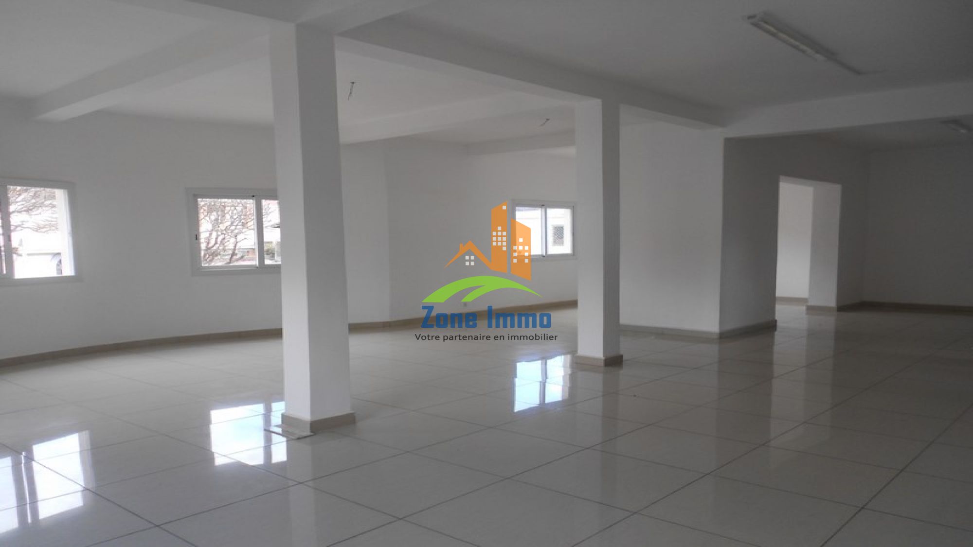 https://www.zoneimmo-mada.com/uploads/2017/03/17/a-louer-local-professionnel-de-200m-a-ankadivato-1495626427_1_39929_large.jpg