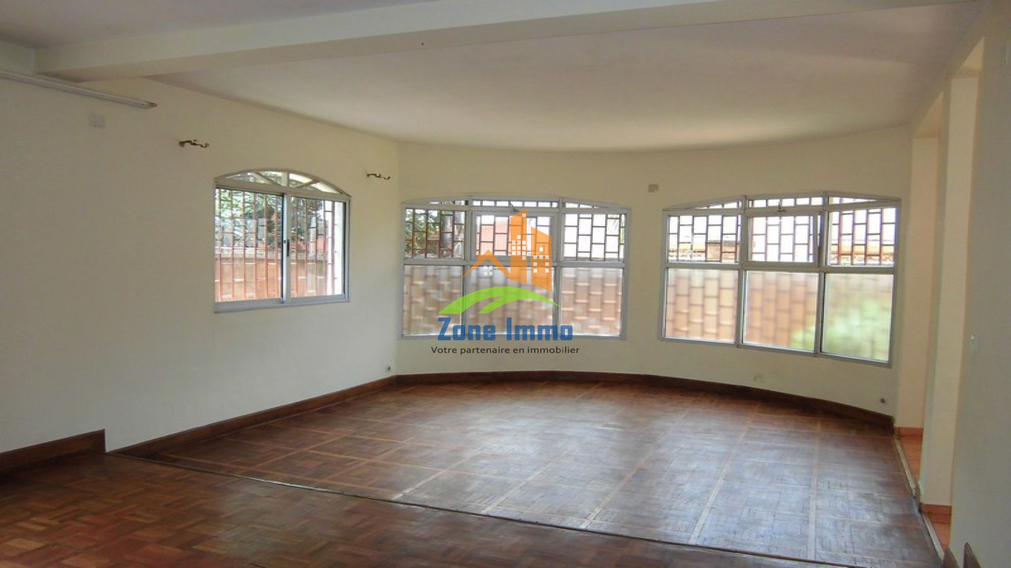 https://www.zoneimmo-mada.com/uploads/2017/03/24/a-louer-villa-ba-mahatony-ivandry-1492089884_1_63377_large.jpg