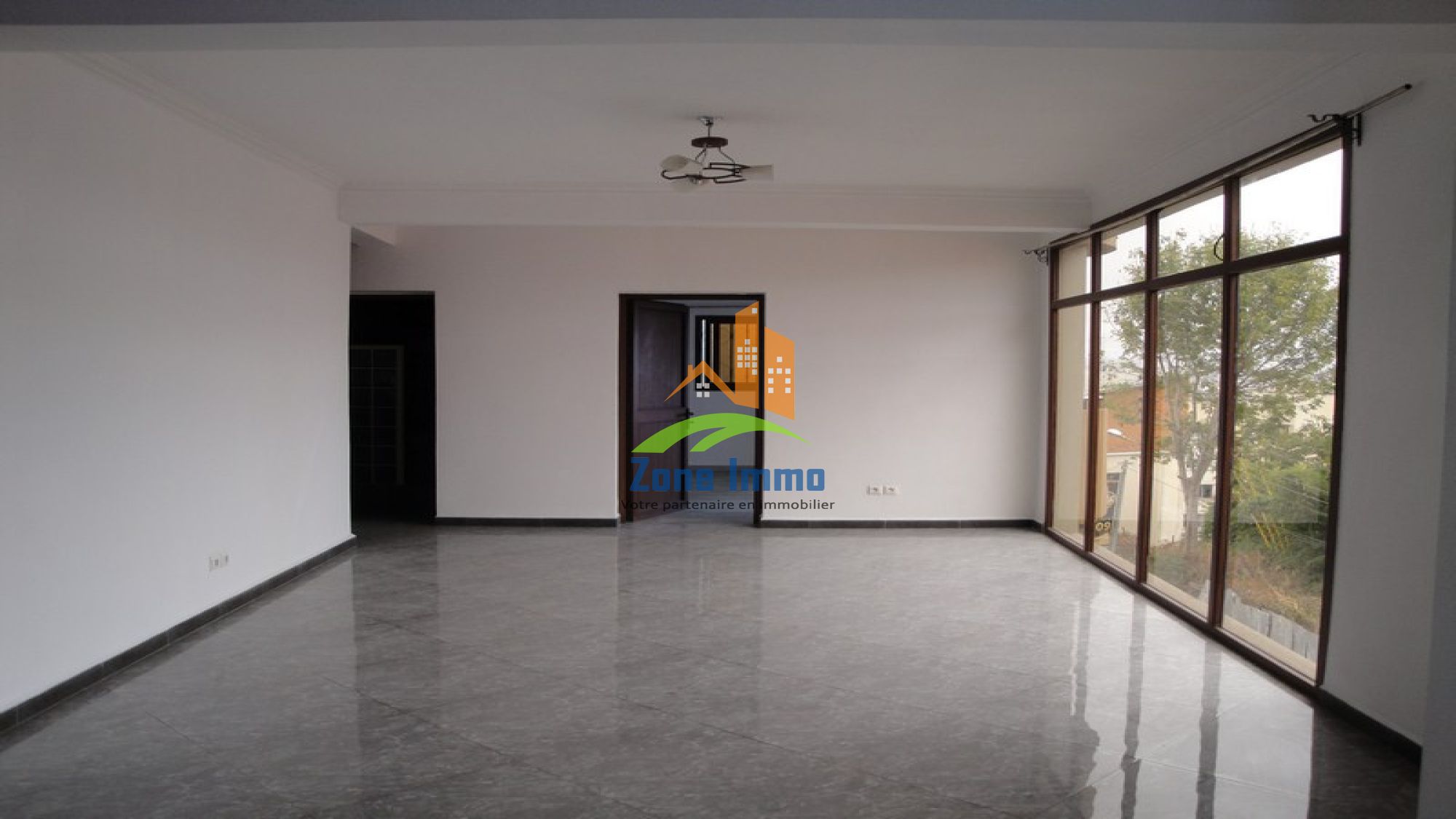 https://www.zoneimmo-mada.com/uploads/2017/03/25/a-louer-bureau-habitation-appartements-t4-meubles-ou-vides-a-isoraka-1778865402_1_86884_large.jpg