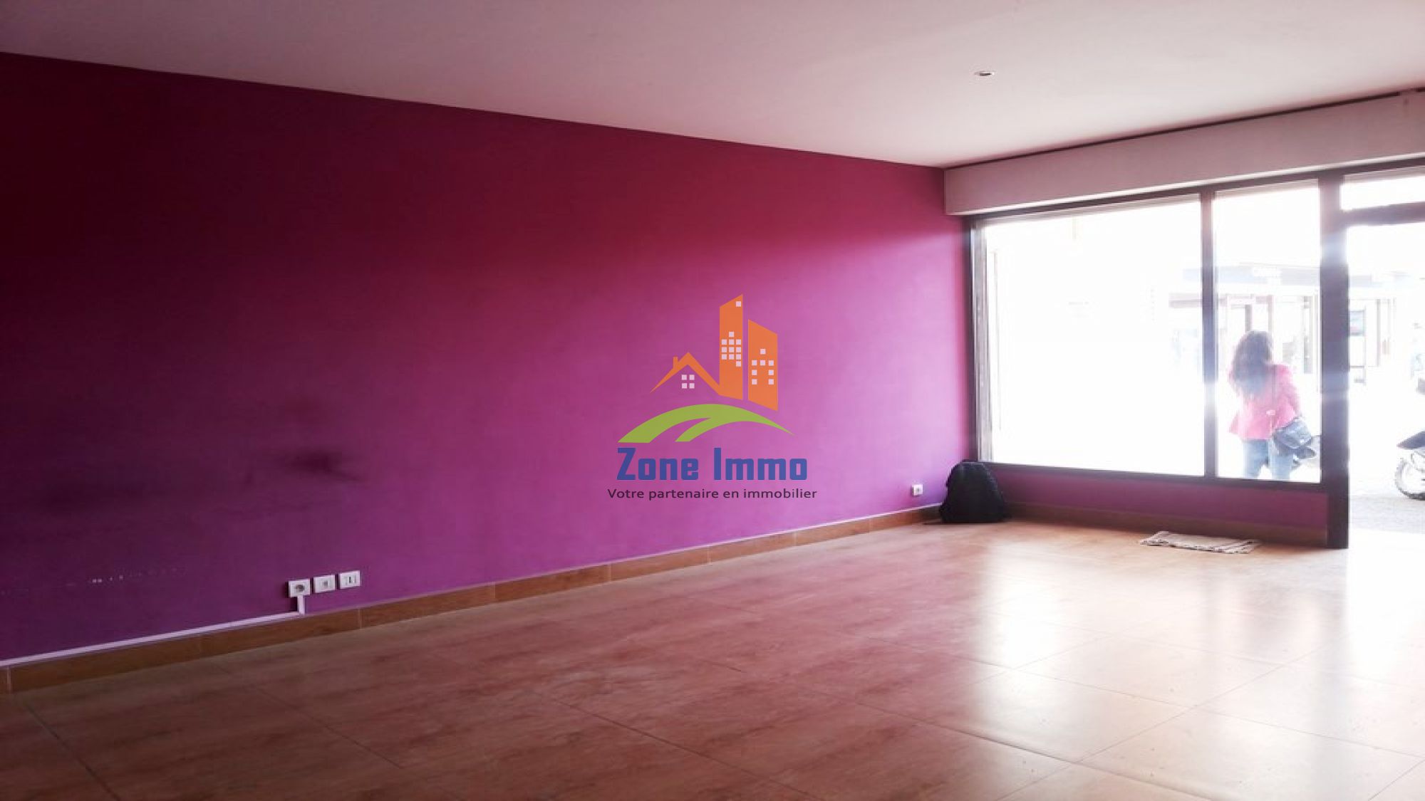 https://www.zoneimmo-mada.com/uploads/2017/03/27/a-louer-showroom-magasin-local-commercial-de-46m-de-50m-e-ambodivona-1502042118_1_80920_large.jpg