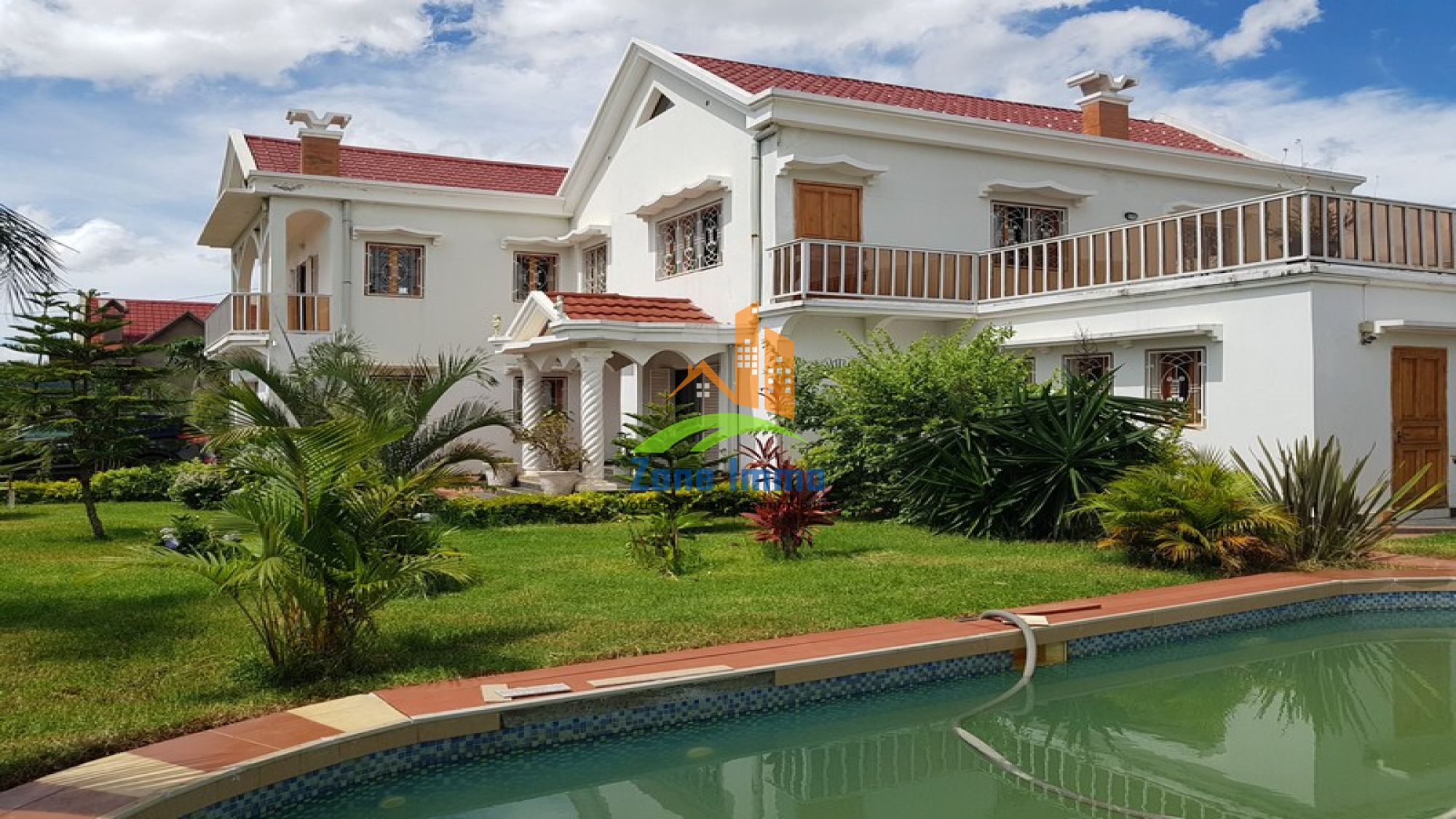 https://www.zoneimmo-mada.com/uploads/2017/05/23/a-louer-charmante-villa-a-etage-f5-meublee-e-ambohimanga-rova-1753964479_1_96043_large.jpg