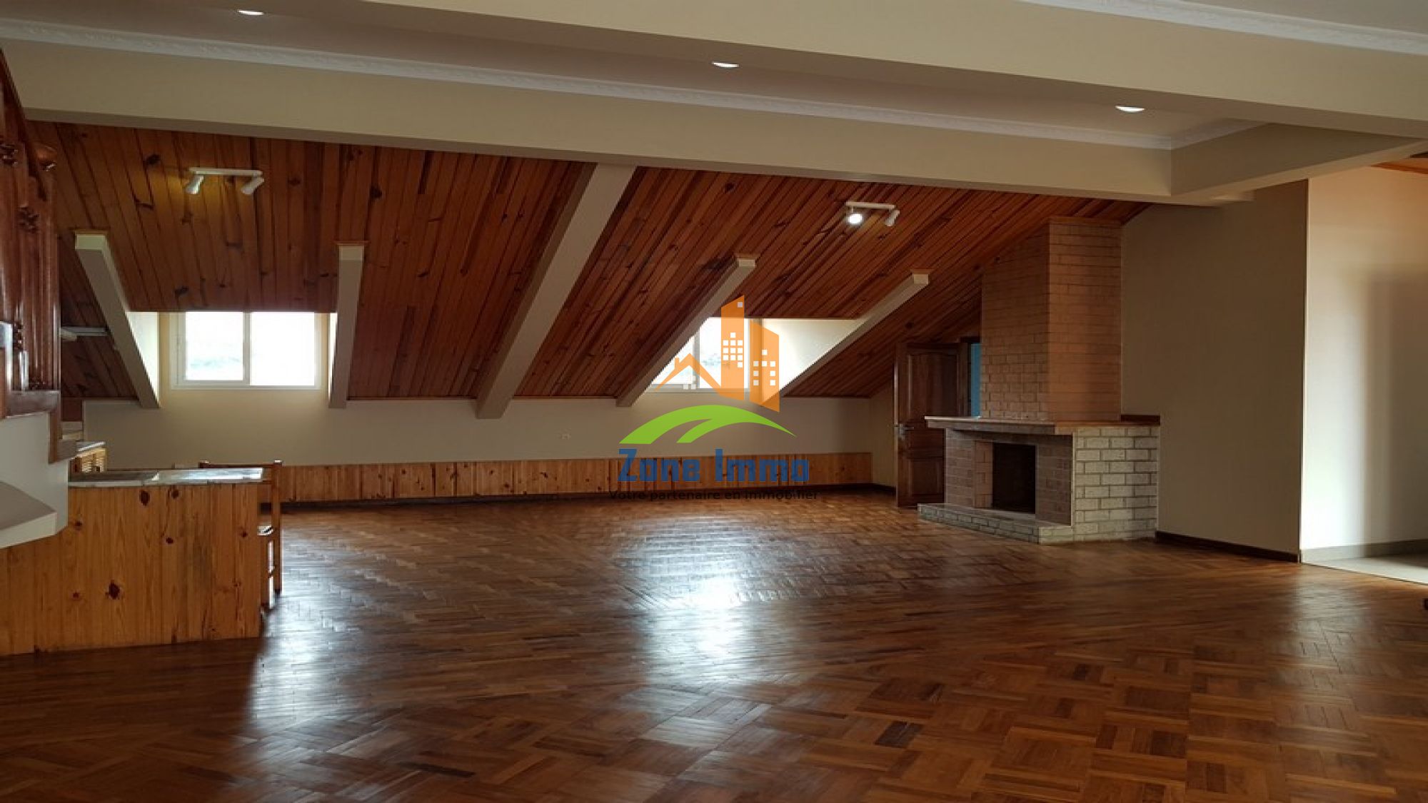 https://www.zoneimmo-mada.com/uploads/2017/06/30/a-louer-appartement-t5-a-ivandry-1552499718_1_54951_large.jpg