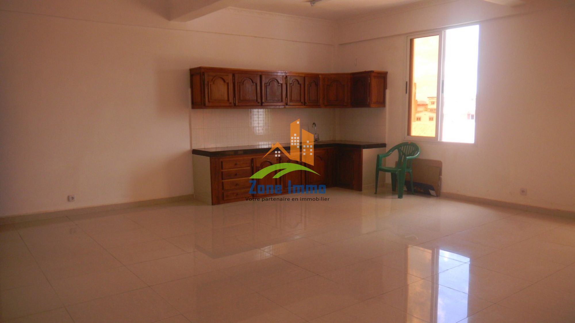 https://www.zoneimmo-mada.com/uploads/2017/07/08/a-louer-bel-appartement-t4-a-anosizato-1499514118_1_75425_large.jpg