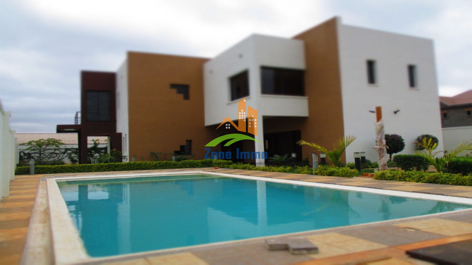 https://www.zoneimmo-mada.com/uploads/2017/07/08/a-louer-villa-moderne-a-etage-f5-avec-piscine-a-ivato-1754134462_1_22801_large.jpg