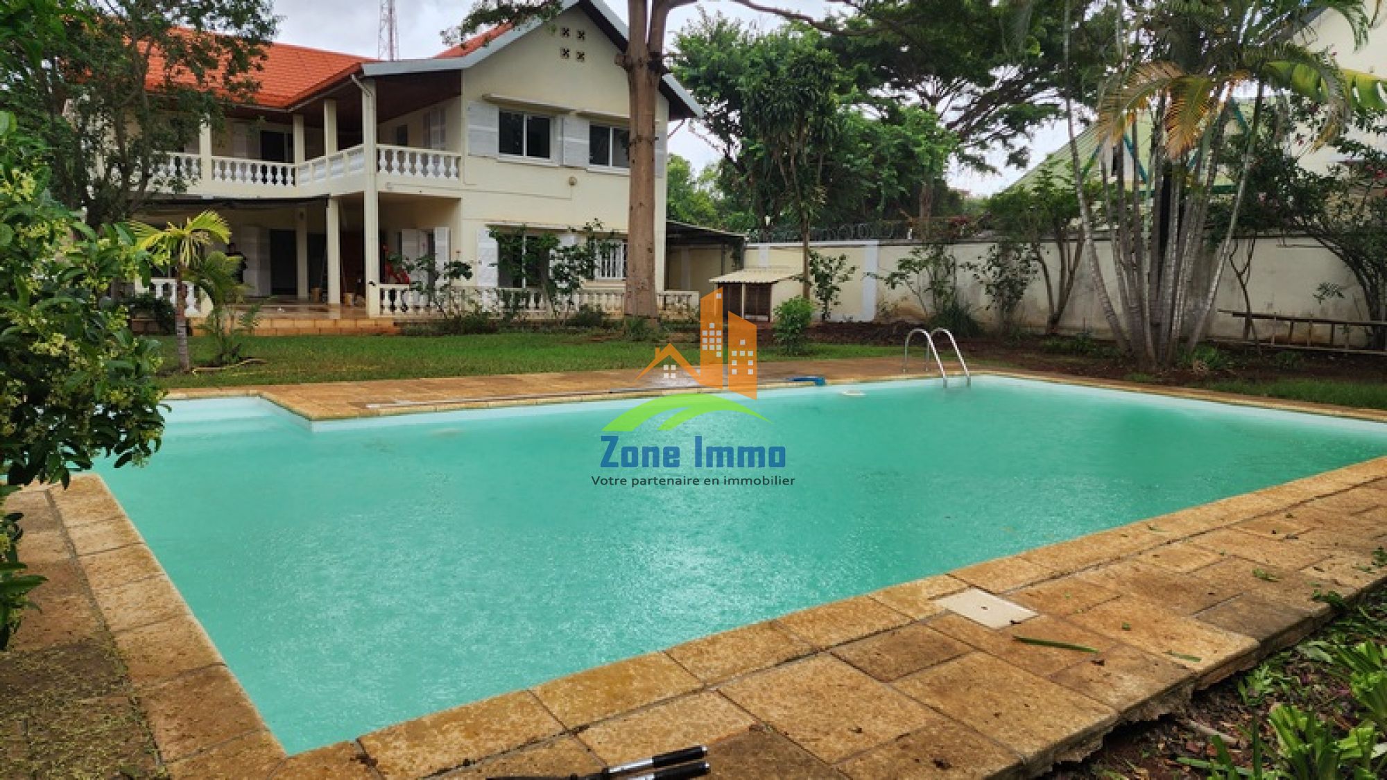 https://www.zoneimmo-mada.com/uploads/2017/07/22/a-louer-villa-a-etage-f6-avec-piscine-a-ambatobe-1736862282_1_9992_large.jpg