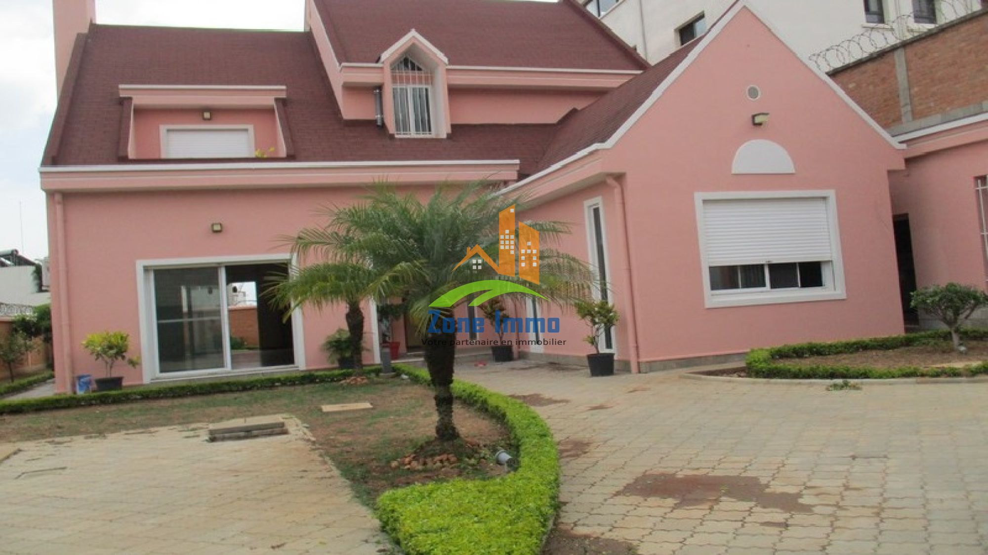 https://www.zoneimmo-mada.com/uploads/2017/07/22/a-louer-villa-f5-avec-piscine-studio-a-pied-du-lft-a-ambatobe-1738398918_1_71431_large.jpg