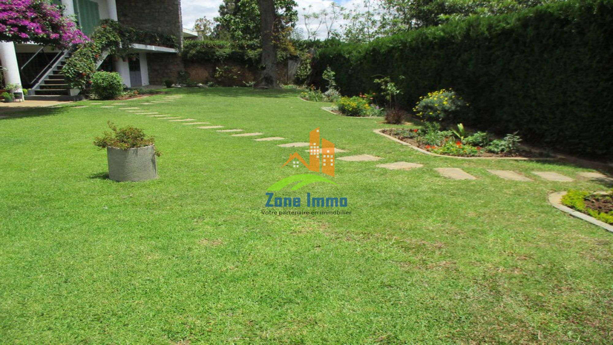https://www.zoneimmo-mada.com/uploads/2017/07/24/a-louer-villa-a-etage-f7-avec-beau-jardin-sur-ambatobe-1771598177_1_31987_large.jpg