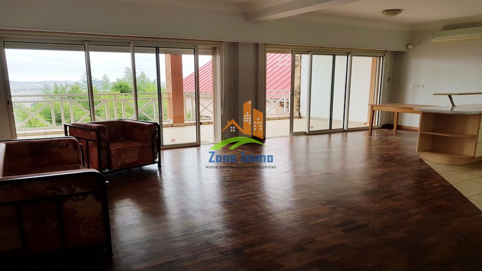 https://www.zoneimmo-mada.com/uploads/2017/08/15/a-louer-appartement-t3-semi-meuble-ou-vide-ambohimitsimbina-1619080056_1_84435_large.jpg