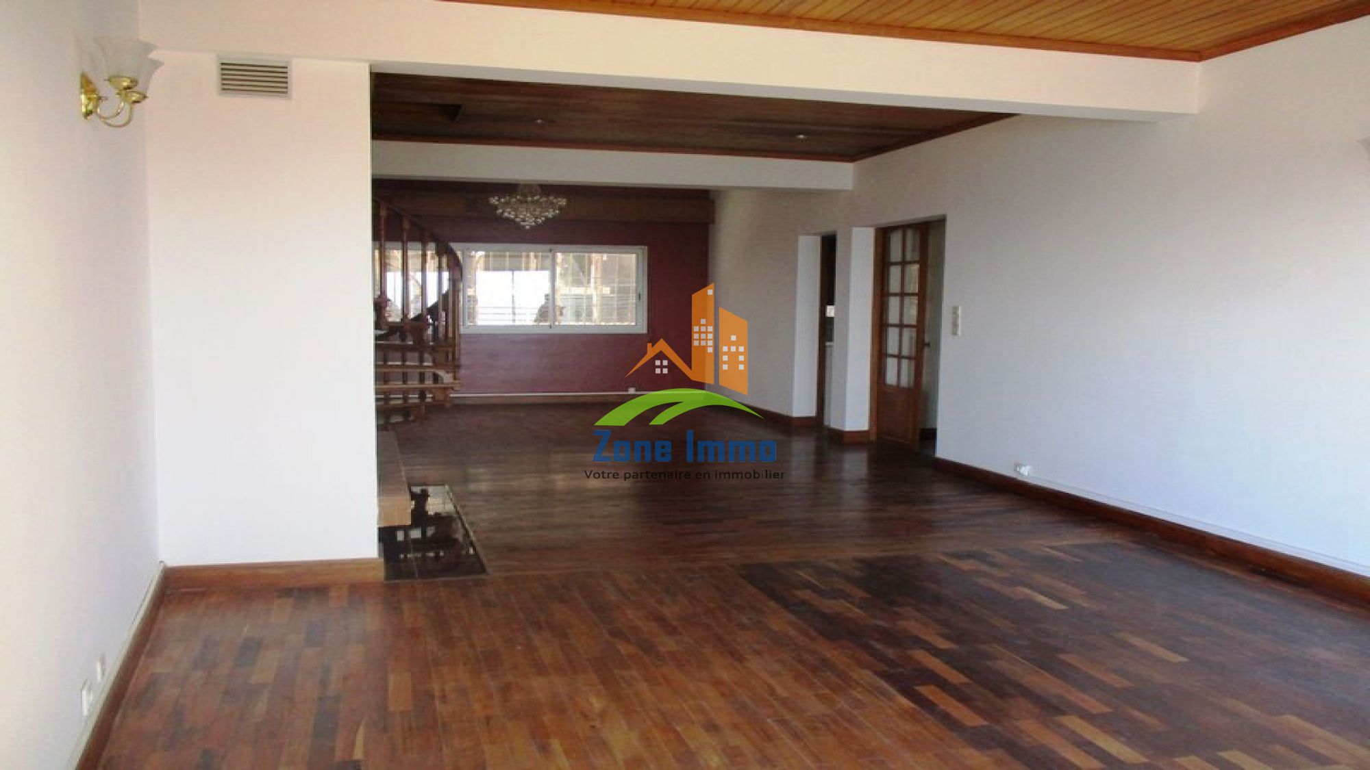 https://www.zoneimmo-mada.com/uploads/2017/08/15/a-louer-bureau-local-professionnelle-maison-f5-a-la-haute-ville-1502820860_1_1991_large.jpg
