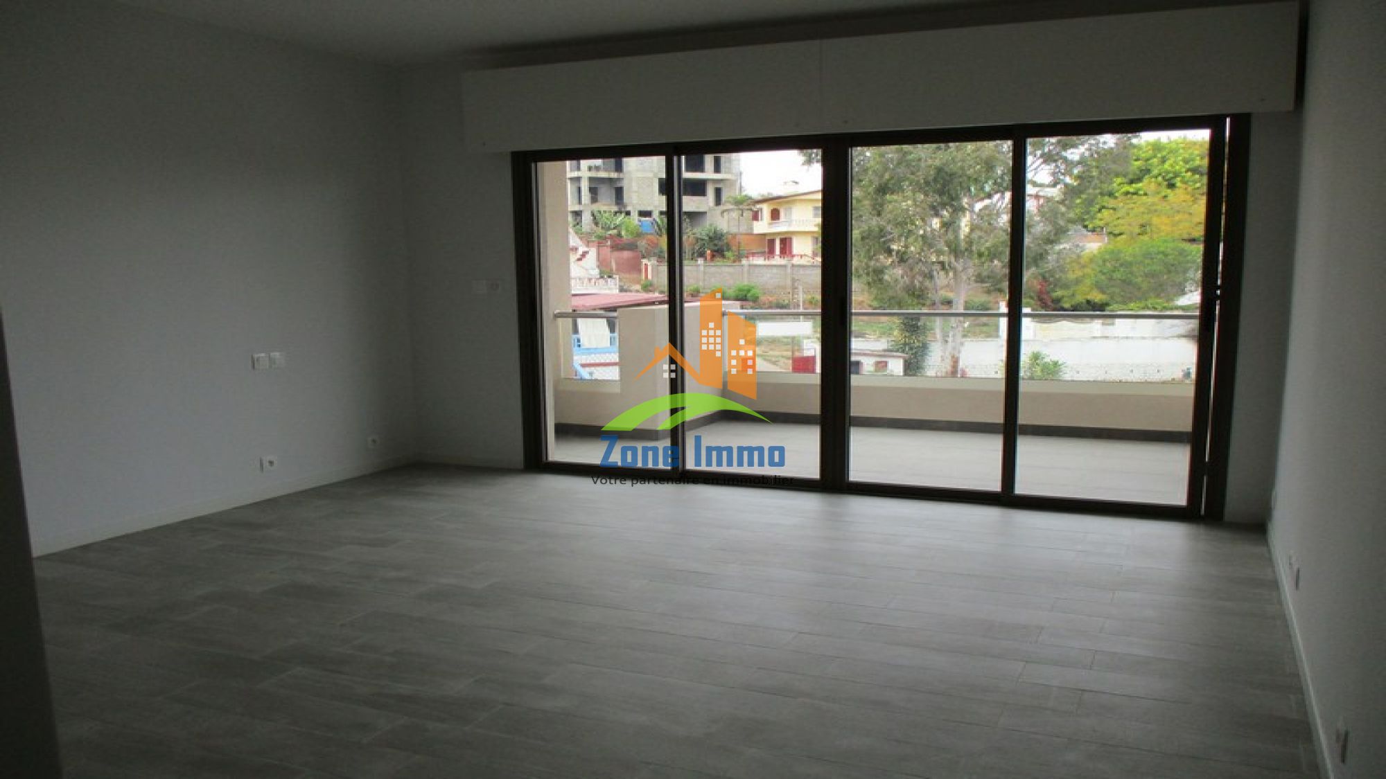 https://www.zoneimmo-mada.com/uploads/2017/08/25/a-louer-appartement-t5-meuble-a-ivandry-1503667097_1_30740_large.jpg