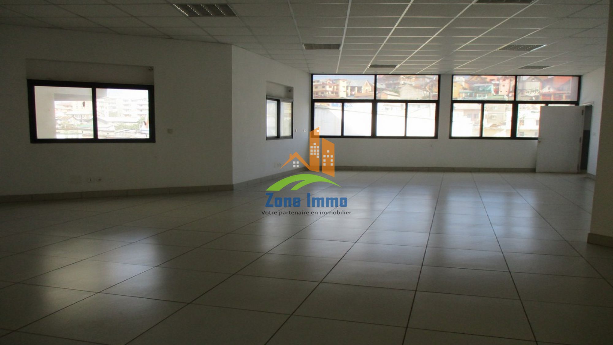 https://www.zoneimmo-mada.com/uploads/2017/09/05/a-louer-local-commercial-showroom-magasin-local-professio-ambodivona-1504616957_1_26213_large.jpg