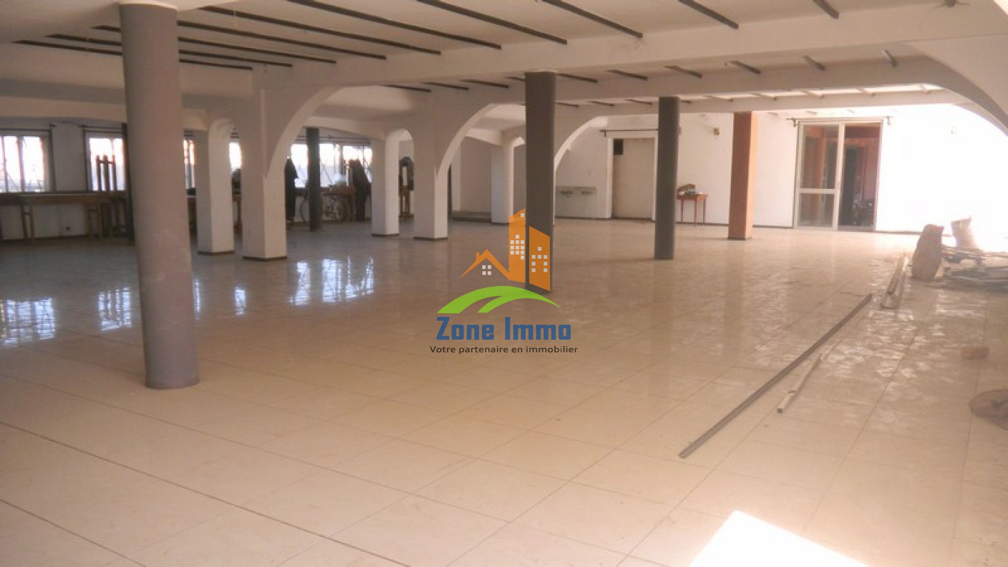 https://www.zoneimmo-mada.com/uploads/2017/09/20/a-louer-grand-open-space-de-380m-a-anosizato-1505896507_1_62335_large.jpg