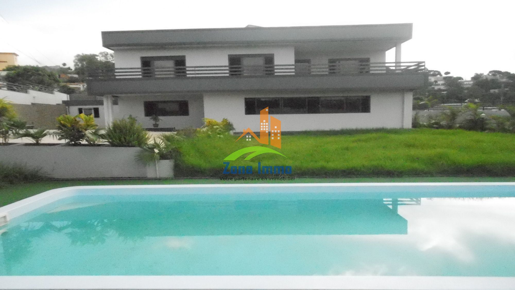 https://www.zoneimmo-mada.com/uploads/2017/09/21/a-louer-magnifique-villa-a-etage-f5-avec-piscine-a-ambatobe-1752216669_1_32437_large.jpg