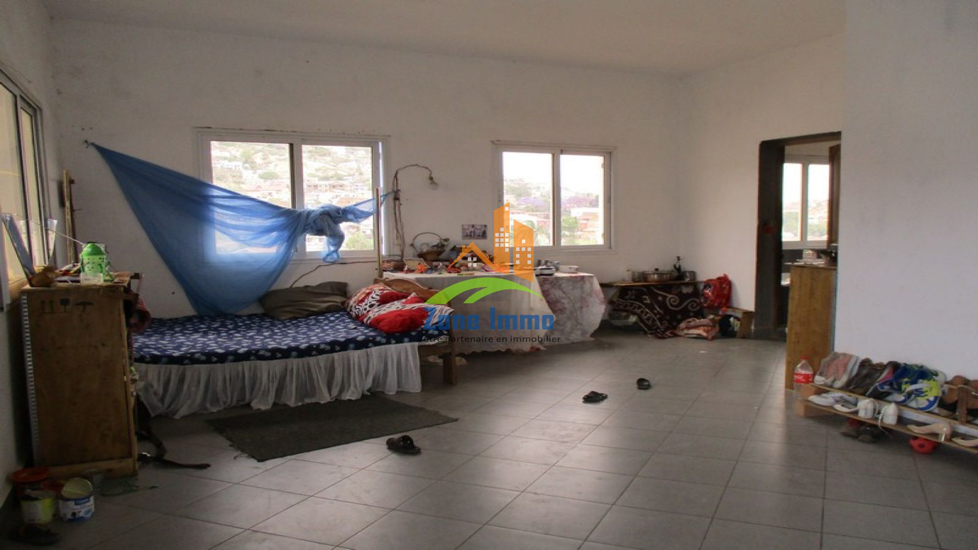 https://www.zoneimmo-mada.com/uploads/2017/11/06/a-louer-bel-appartement-t4-a-tsimbazaza-1509950309_1_83407_large.jpg