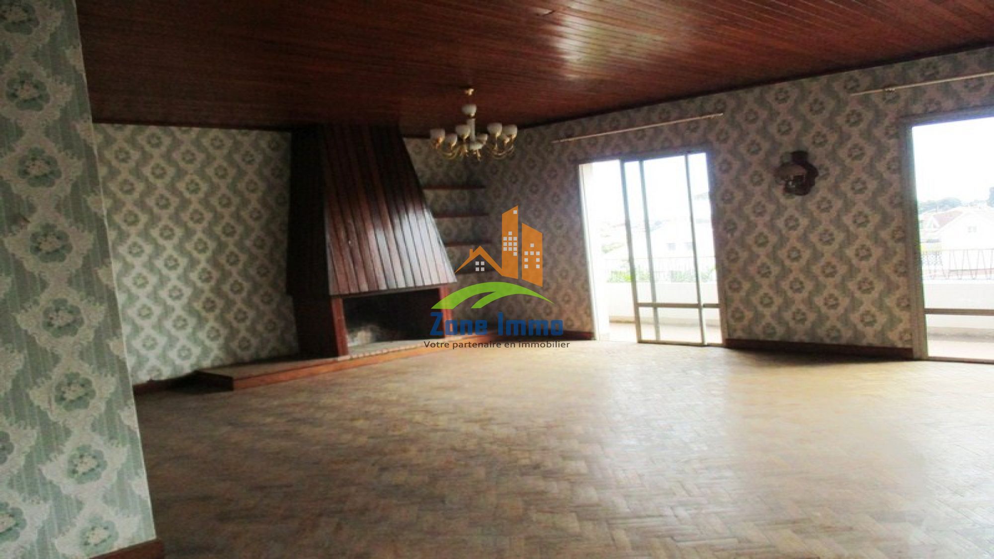 https://www.zoneimmo-mada.com/uploads/2017/11/06/a-louer-grande-villa-a-etag-ampahibe-cite-planton-1529487189_1_41979_large.jpg