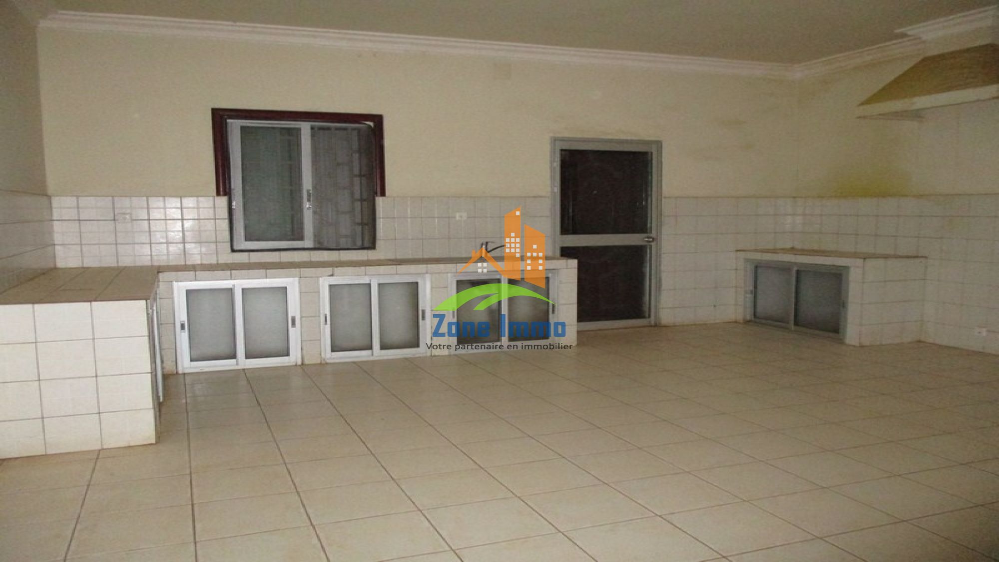 https://www.zoneimmo-mada.com/uploads/2017/11/22/a-louer-villa-a-etage-f8-a-ankadindravola-ivato-1511350749_1_56470_large.jpg