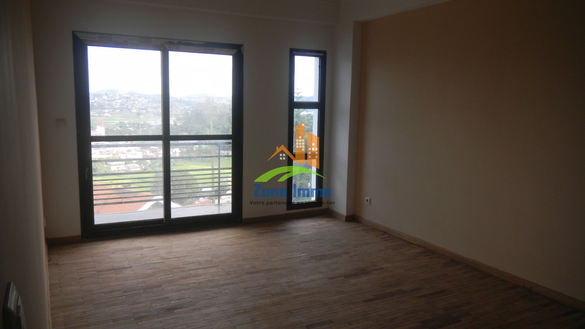 https://www.zoneimmo-mada.com/uploads/2018/01/12/a-louer-bel-appartement-t6-a-ambohitsoa-1515762000_1_65167_large.jpg