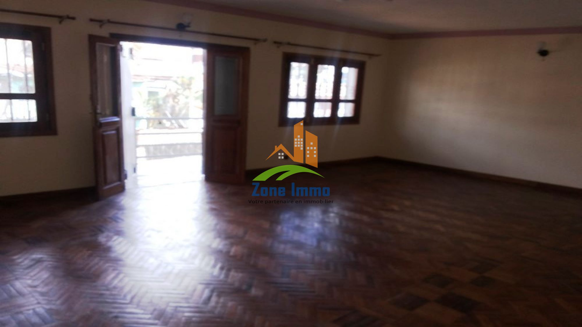 https://www.zoneimmo-mada.com/uploads/2018/03/02/a-louer-bel-appartement-t4-a-antanimena-1524554097_1_60322_large.jpg