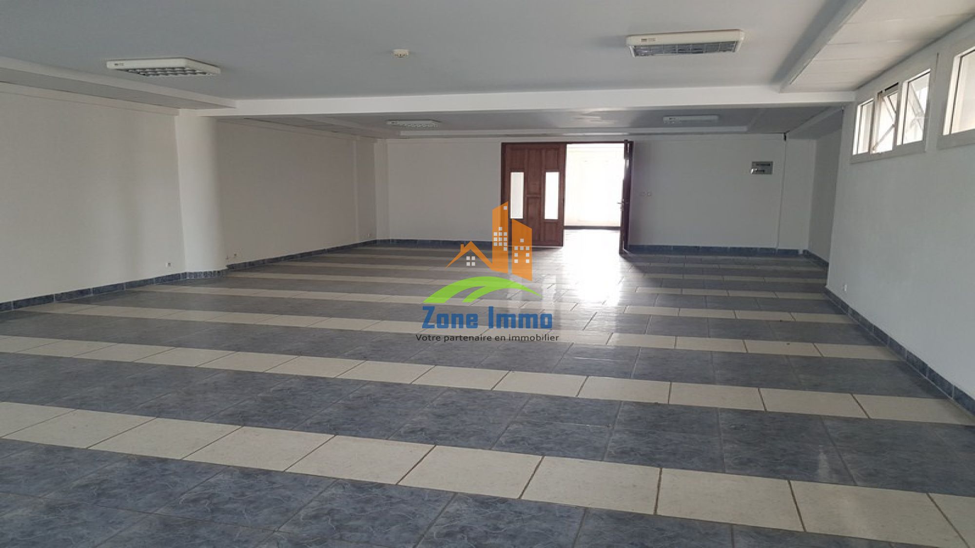https://www.zoneimmo-mada.com/uploads/2018/03/10/a-louer-open-space-de-178m-a-200m-a-antsahavola-1589215880_1_74060_large.jpg