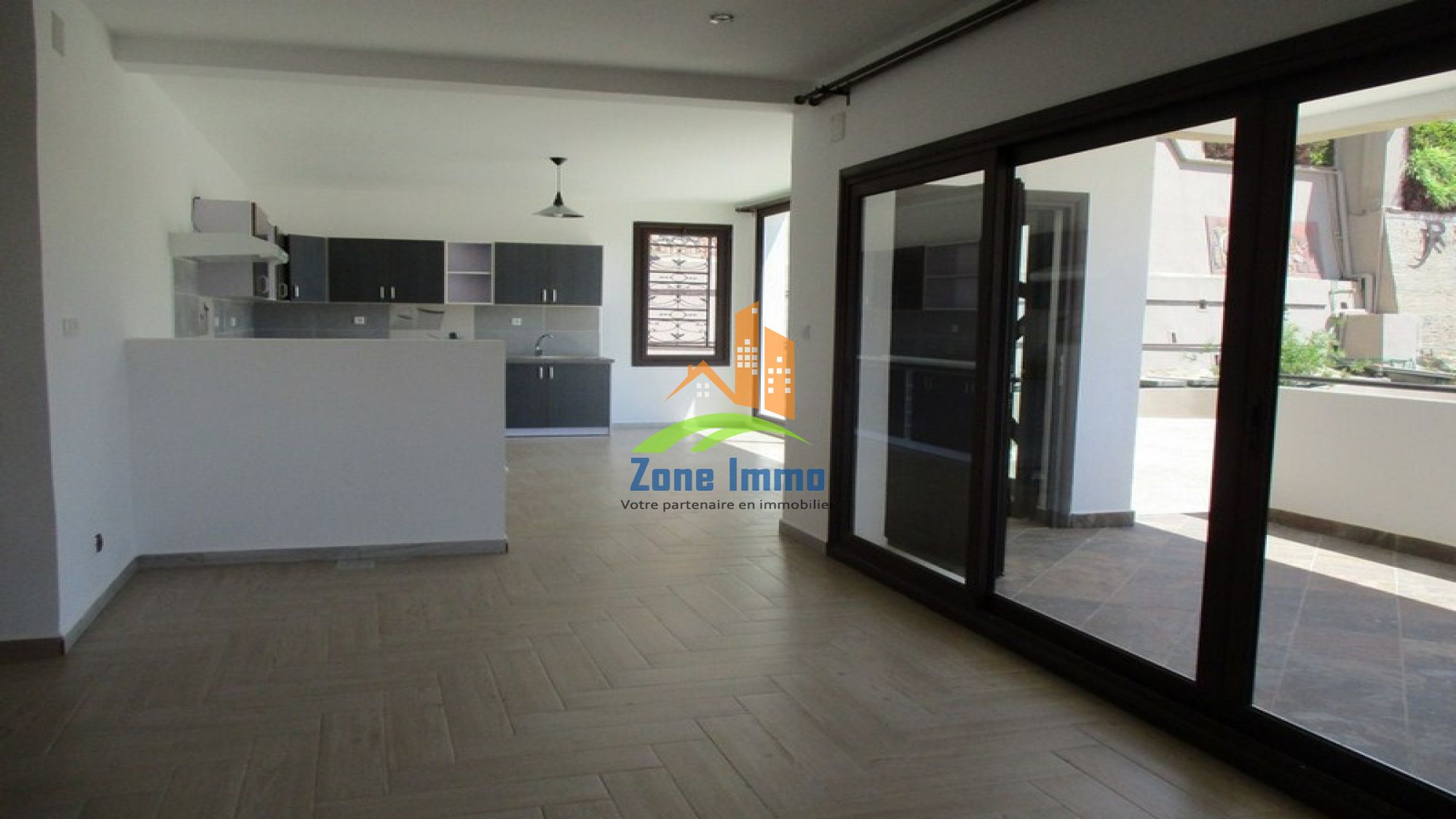 https://www.zoneimmo-mada.com/uploads/2018/03/15/a-louer-appartement-t3-securise-a-ambatobe-1521100434_1_49133_large.jpg