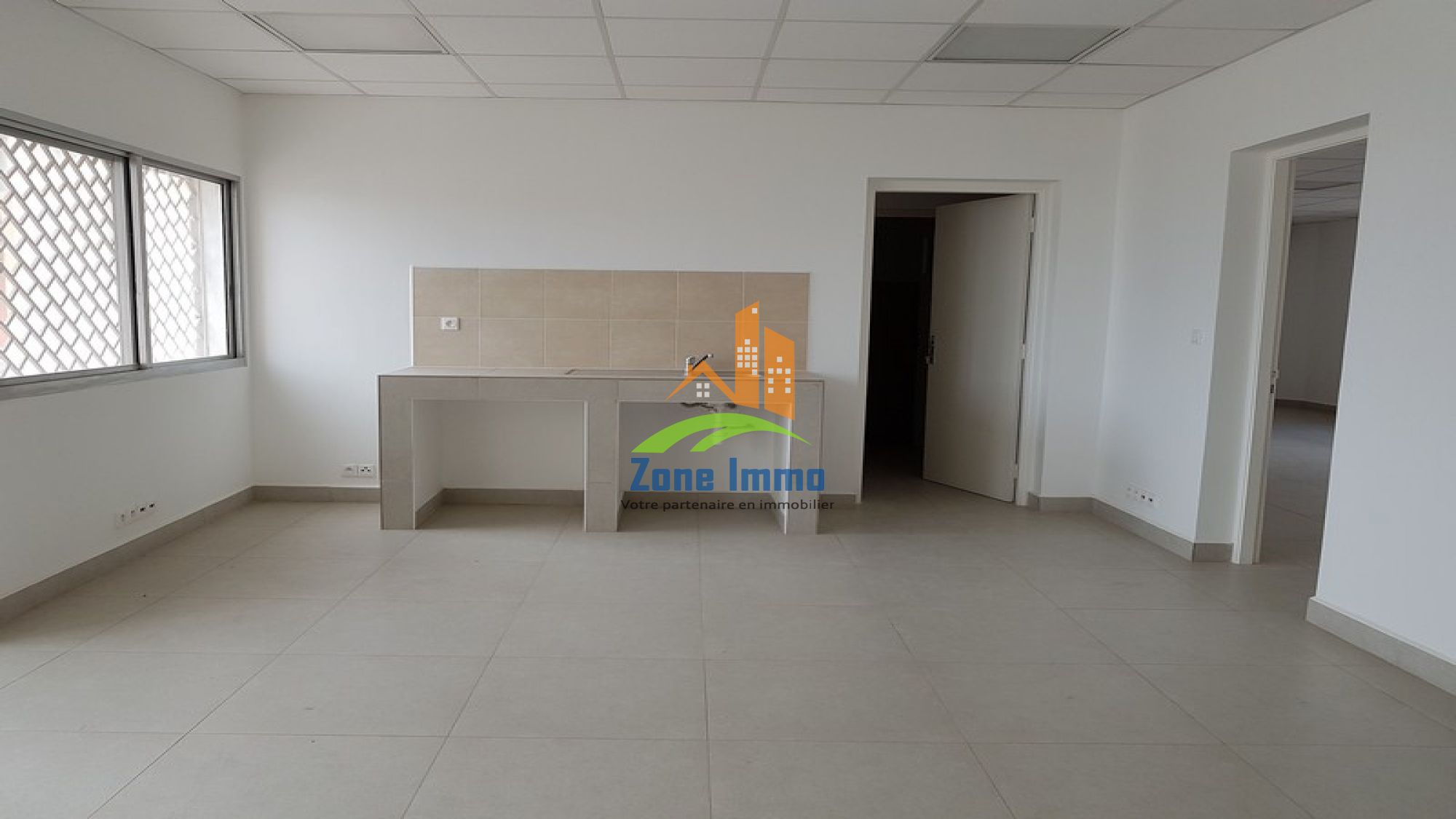 https://www.zoneimmo-mada.com/uploads/2018/03/19/a-louer-local-professionnel-bureau-de-100m-et-de-192m-a-antsahavola-1521449848_1_96893_large.jpg