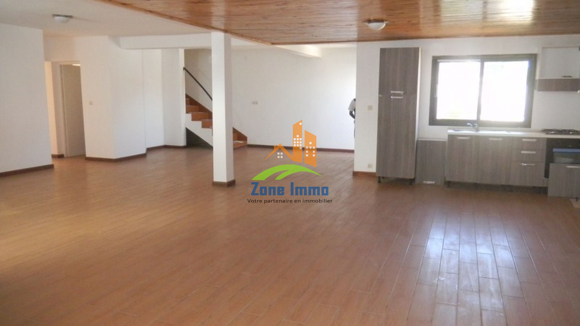 https://www.zoneimmo-mada.com/uploads/2018/03/23/a-louer-appartement-t4-en-duplex-a-andraisoro-1521813765_1_10514_large.jpg
