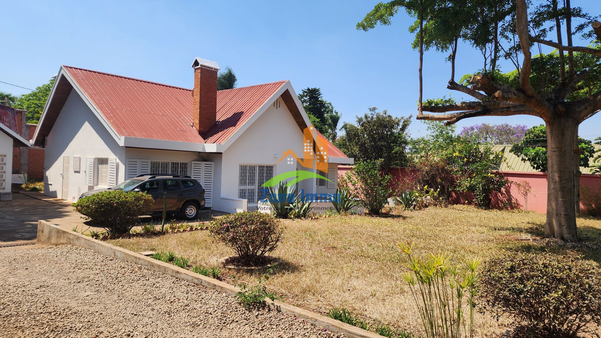 https://www.zoneimmo-mada.com/uploads/2018/05/09/a-louer-villa-plain-pied-f4-avec-grand-jardin-a-bonnet-ivandry-1785434126_1_6445_large.jpg