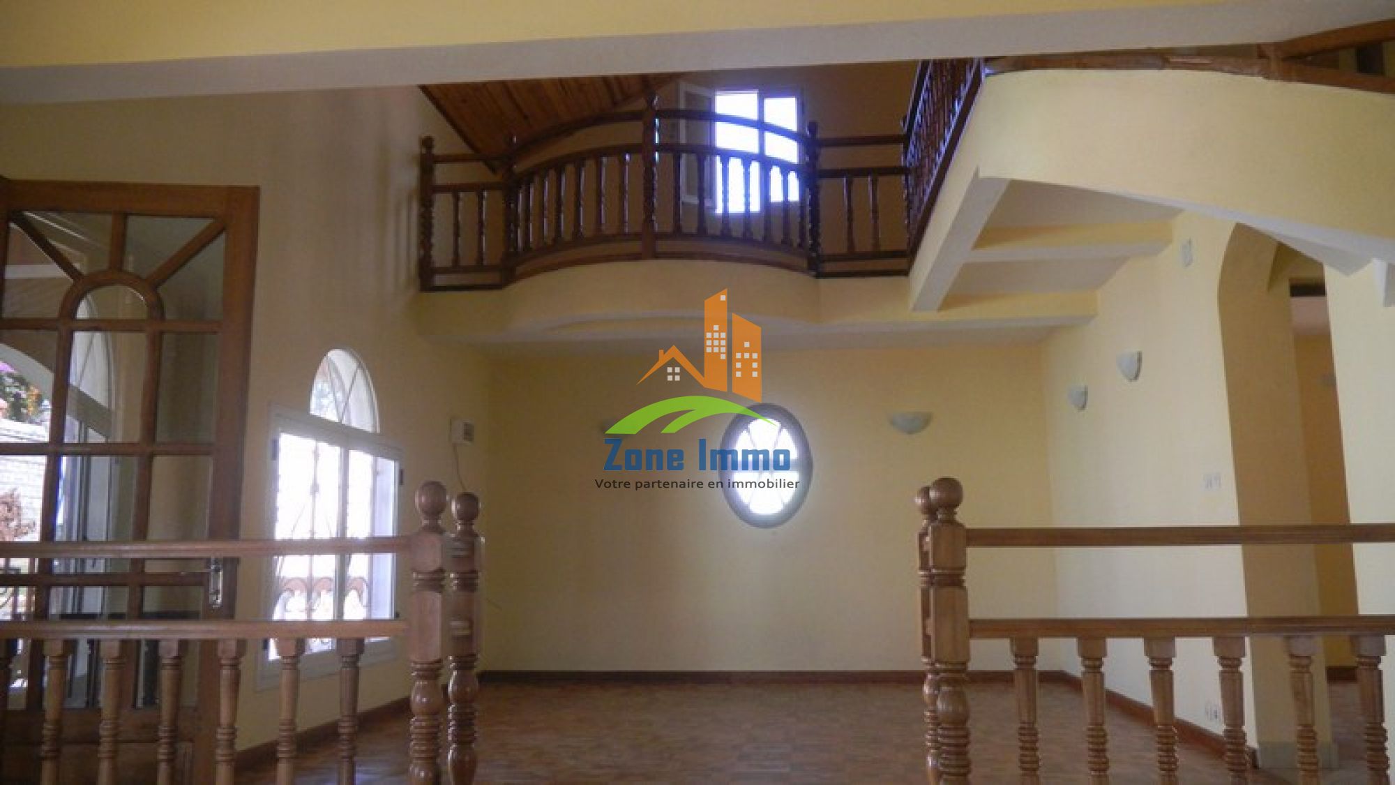 https://www.zoneimmo-mada.com/uploads/2018/05/17/a-louer-belle-villa-a-etage-ilaivola-ivato-1526573122_1_10601_large.jpg
