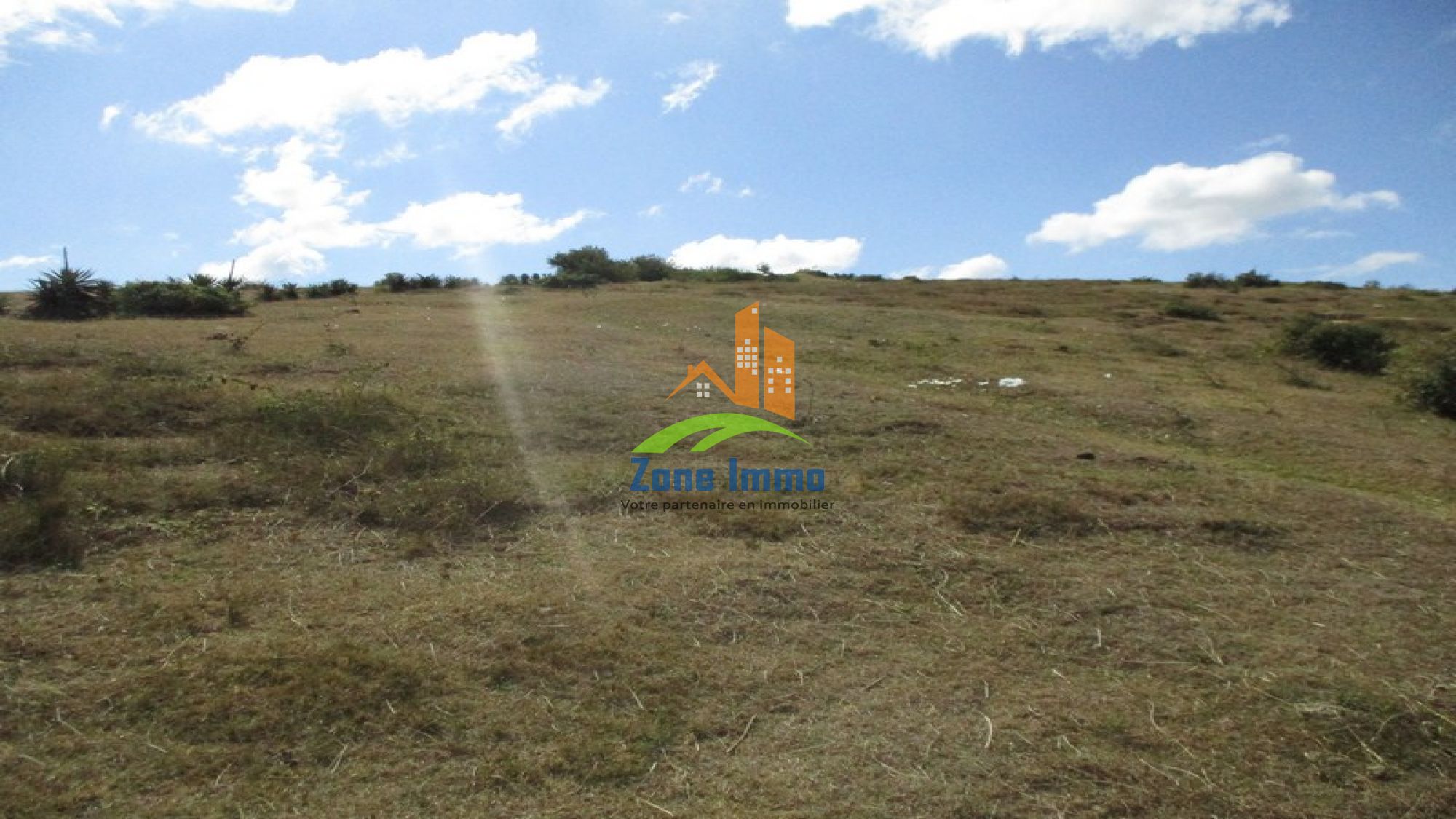 https://www.zoneimmo-mada.com/uploads/2018/05/23/a-vendre-grand-terrain-de-9-800m-a-am-ambohimalaza-1527062489_1_93418_large.jpg