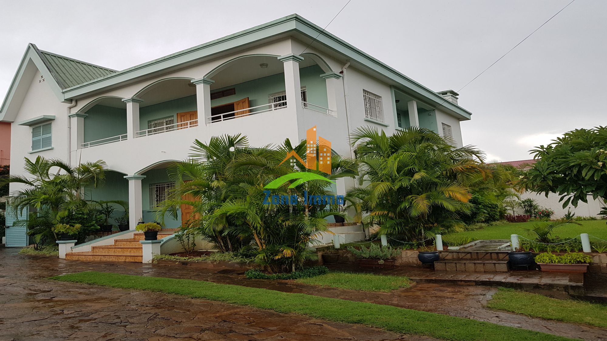 https://www.zoneimmo-mada.com/uploads/2018/05/28/a-louer-villa-a-etage-f6-meublee-ou-vide-a-ambatobe-1552363235_1_71551_large.jpg