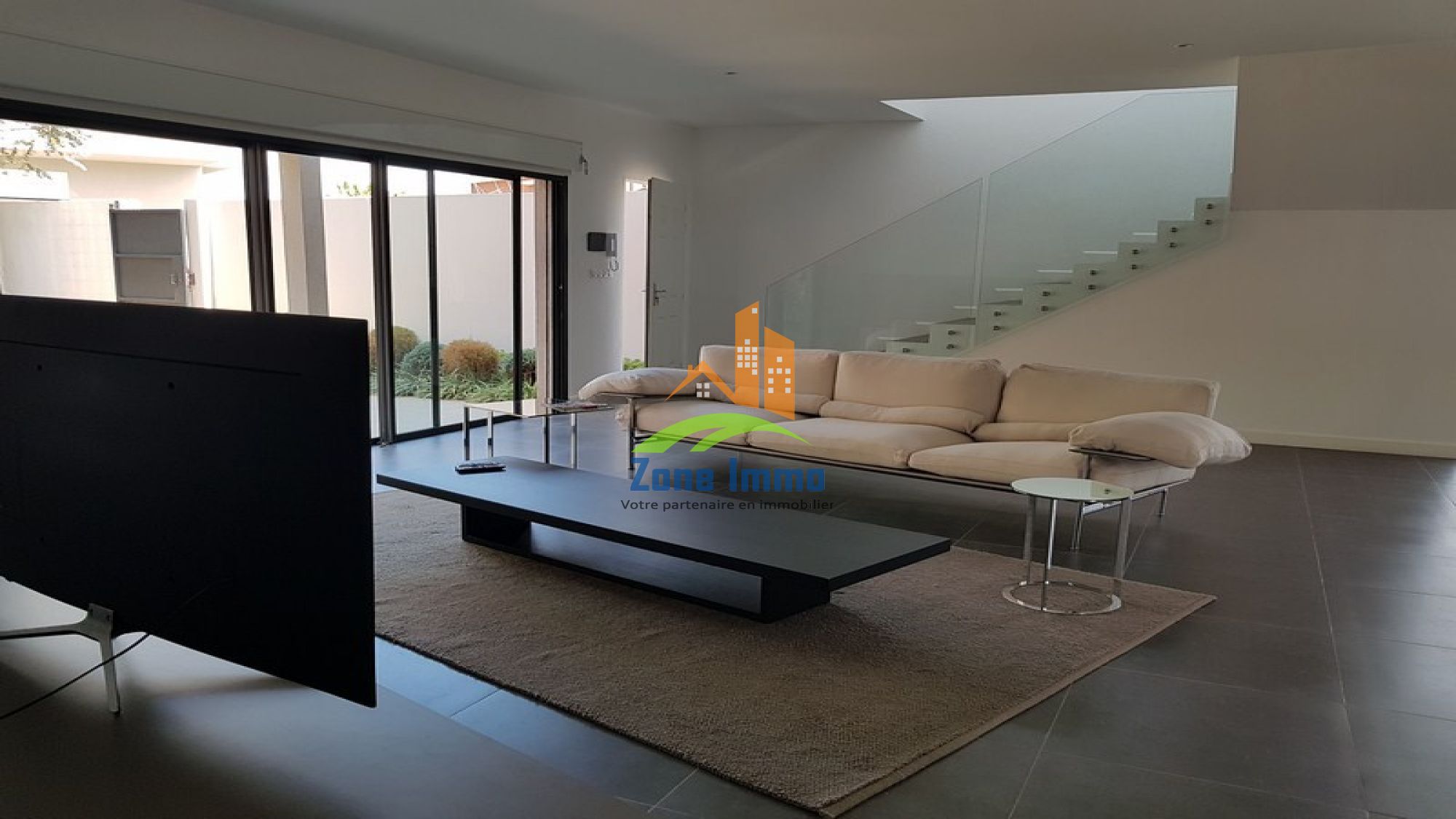 https://www.zoneimmo-mada.com/uploads/2018/06/10/a-louer-villa-f6-meuble-analamahitsy-andrononobe-1619700003_1_41494_large.jpg