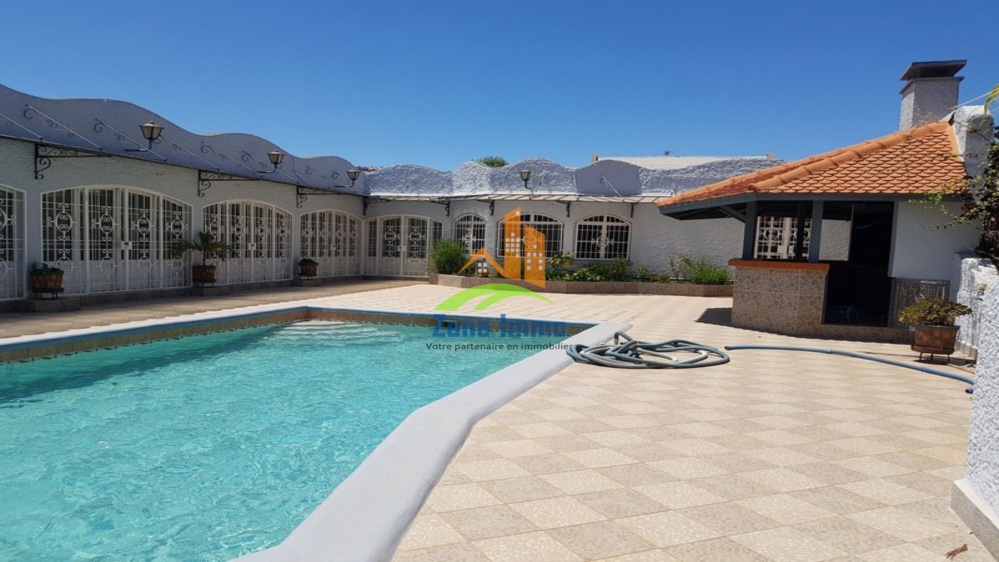 https://www.zoneimmo-mada.com/uploads/2018/06/22/a-louer-villa-basse-f5-avec-piscine-a-proximit-ambatobe-1664381589_1_98470_large.jpg