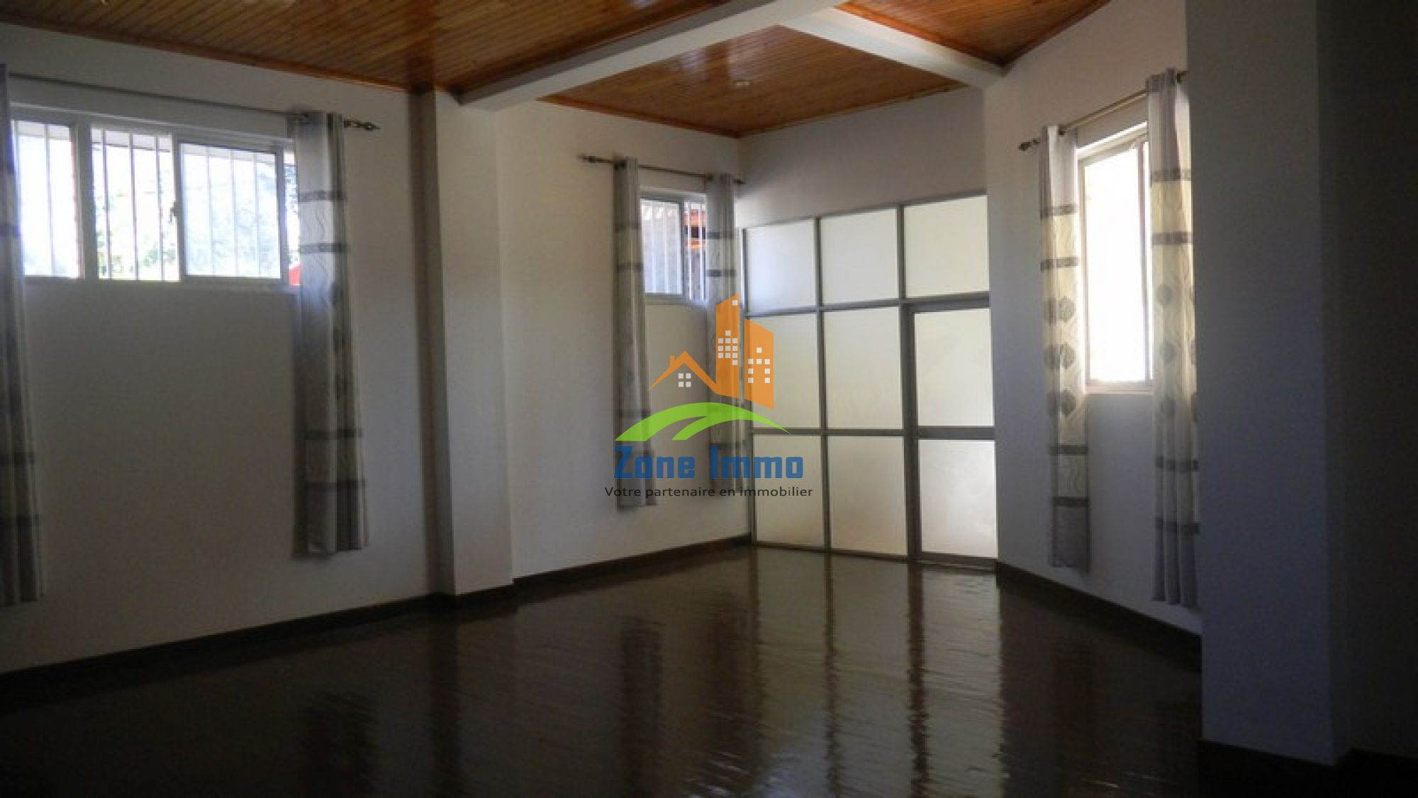 https://www.zoneimmo-mada.com/uploads/2018/07/04/a-louer-grand-appartement-t5-a-mandrosoa-ivato-1530703378_1_48563_large.jpg