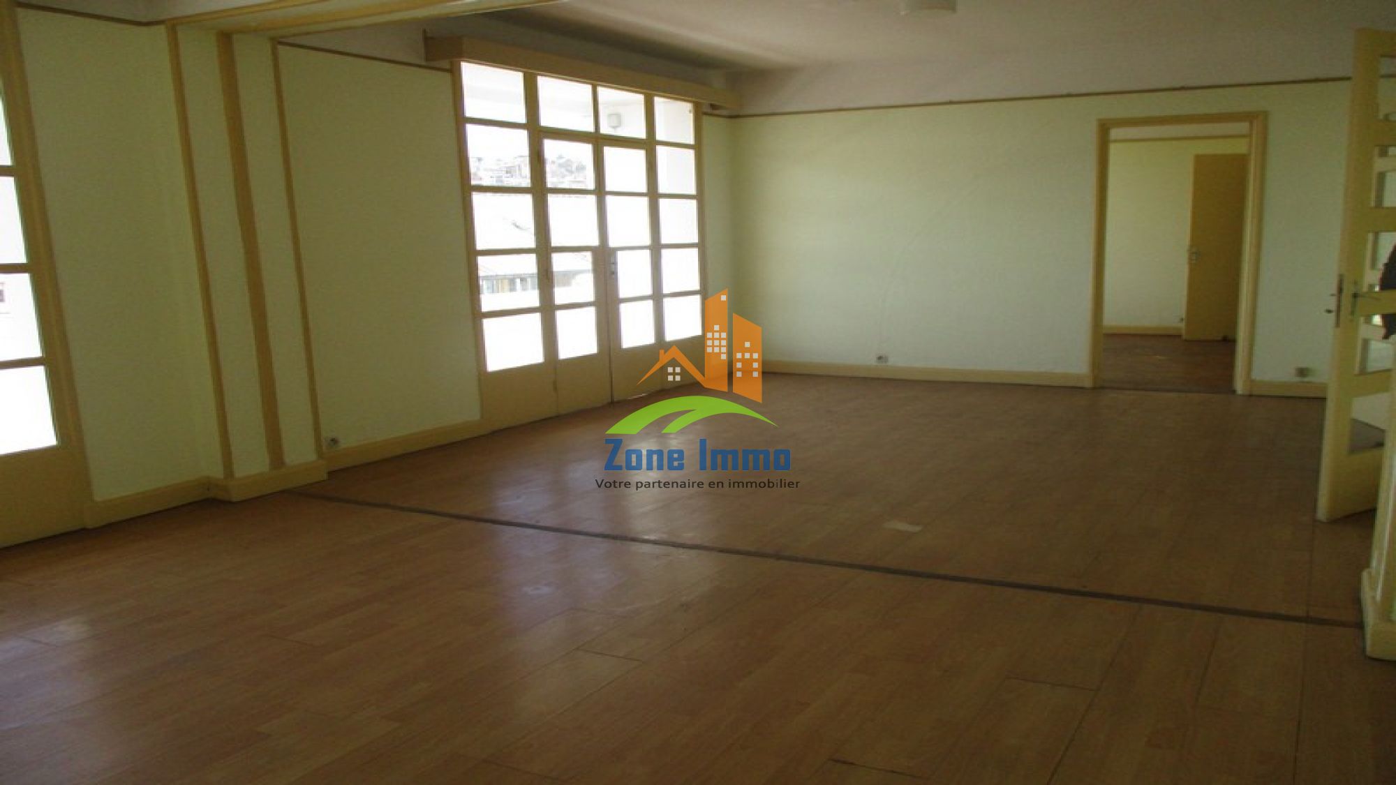 https://www.zoneimmo-mada.com/uploads/2018/07/17/a-louer-bureau-habitation-local-professionnel-appart-tsaralalana-1531809268_1_99346_large.jpg