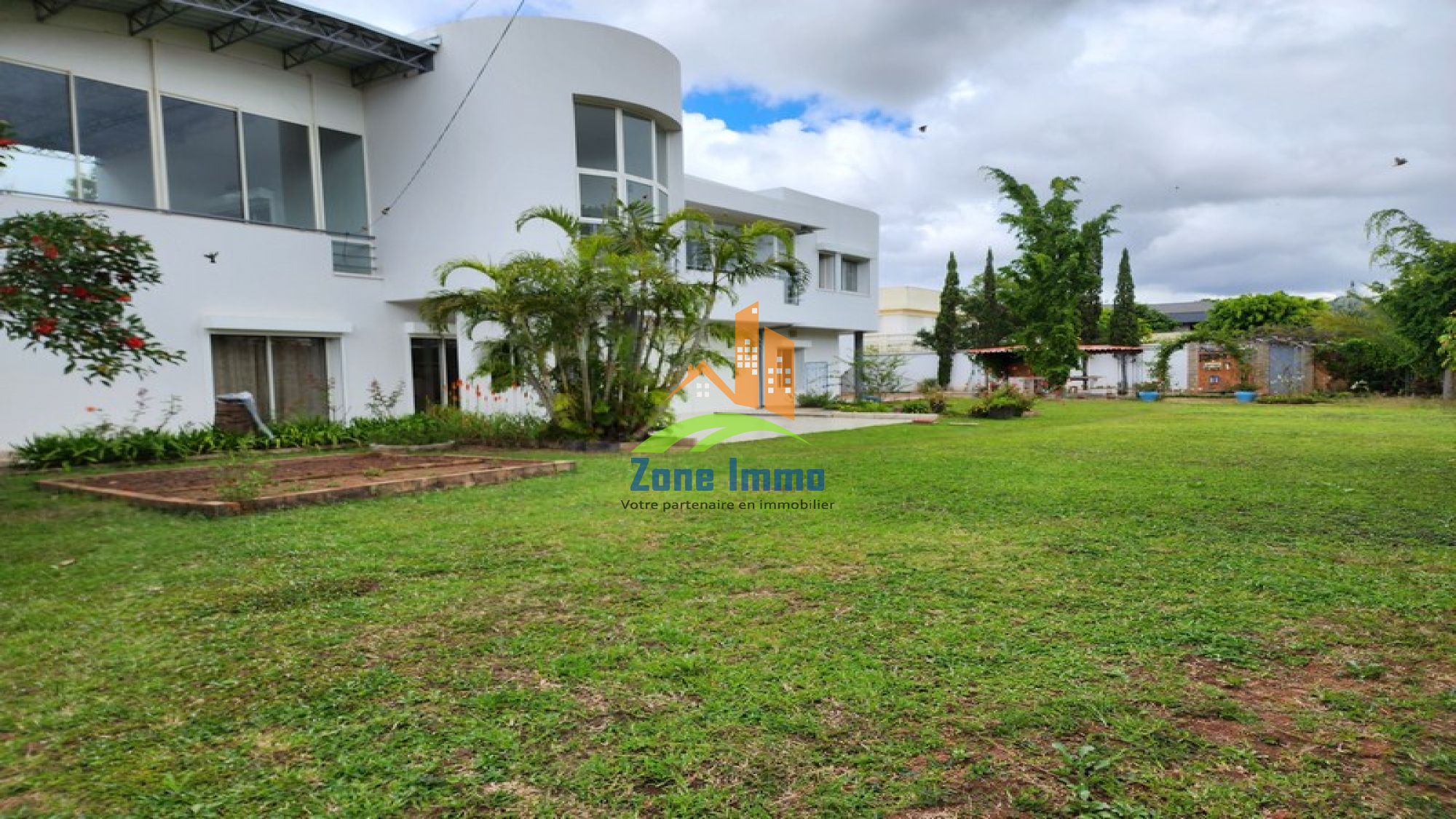 https://www.zoneimmo-mada.com/uploads/2018/08/07/a-louer-belle-villa-a-etage-f5-appartement-t2-avec-grand-j-ivandry-1683207547_1_90299_large.jpg