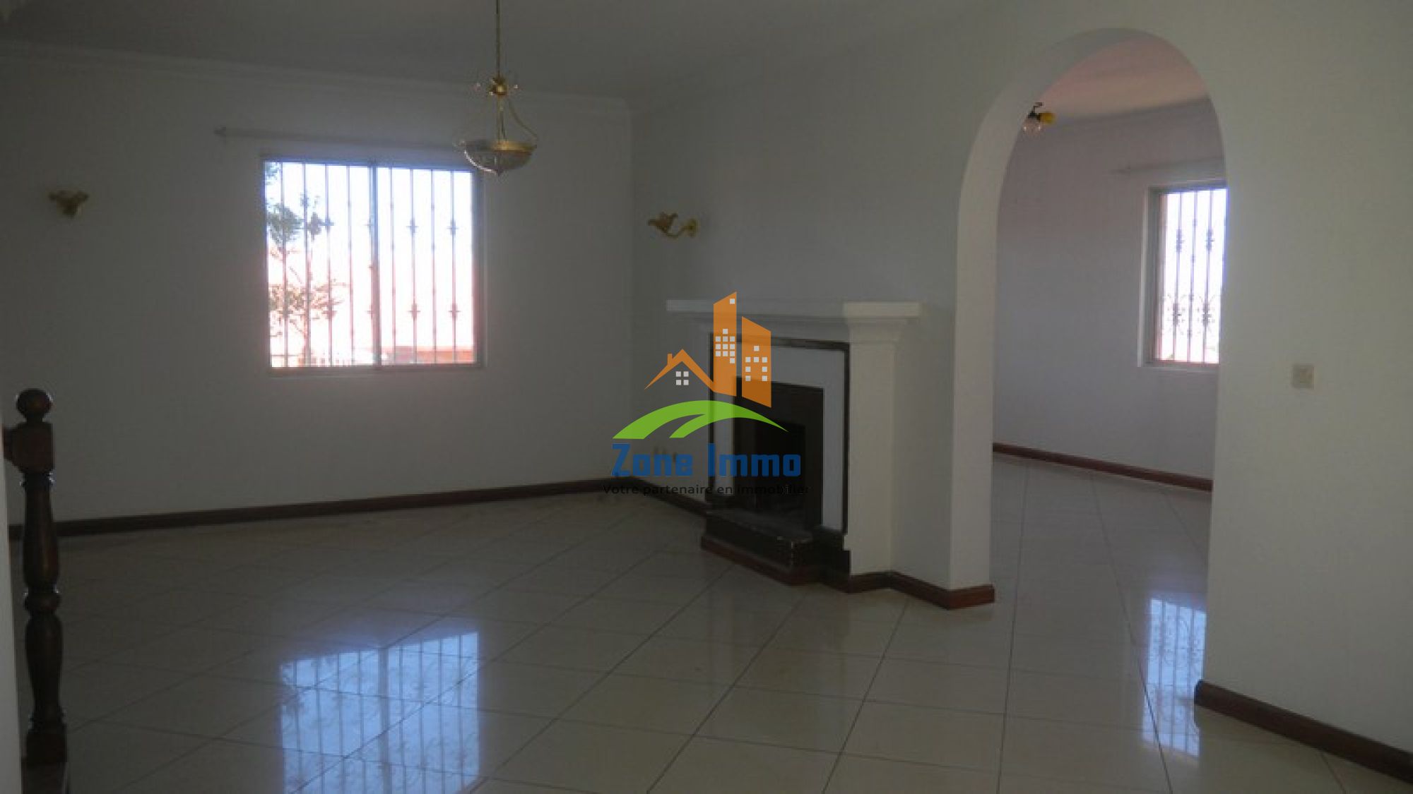 https://www.zoneimmo-mada.com/uploads/2018/08/24/a-louer-charmante-villa-a-etage-f6-a-ambatobe-1535123070_1_6027_large.jpg