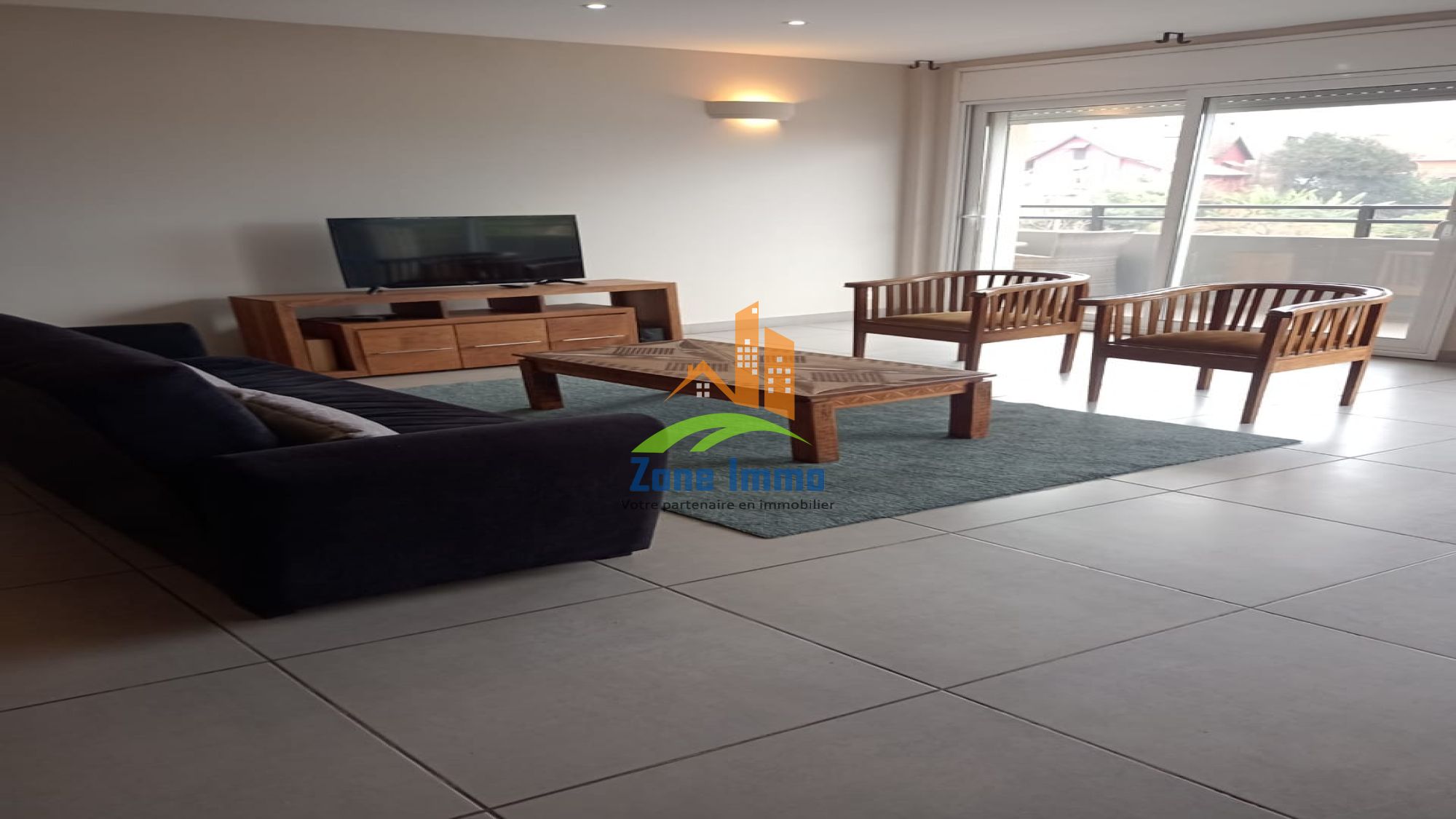 https://www.zoneimmo-mada.com/uploads/2018/09/04/a-louer-appartement-t3-nu-ou-meuble-avec-b-ambohijatovo-ambony-1787215319_1_2254_large.jpeg