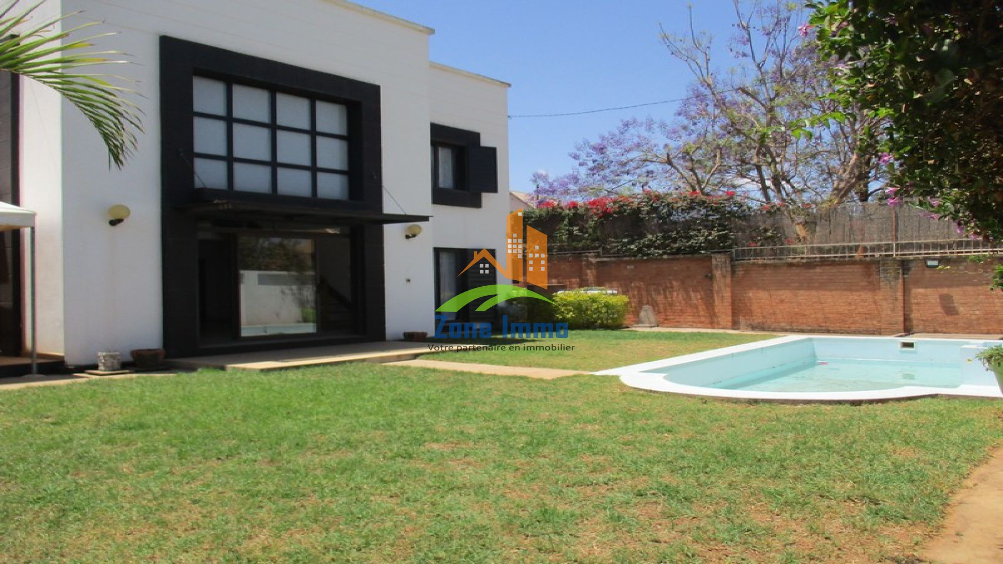 https://www.zoneimmo-mada.com/uploads/2018/09/05/a-louer-charmante-villa-a-etage-f6-semi-meublee-a-ambohitrarahaba-1730729706_1_35375_large.jpg