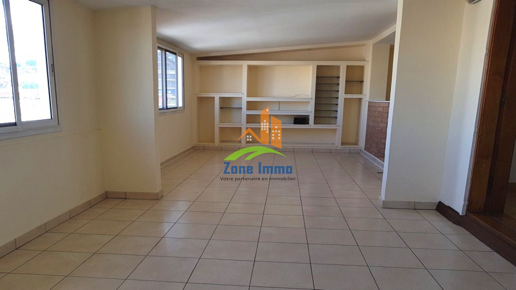 https://www.zoneimmo-mada.com/uploads/2018/09/11/a-louer-grand-appartement-de-200m-a-usage-mixte-a-tsaralalana-1548135315_1_44135_large.jpg