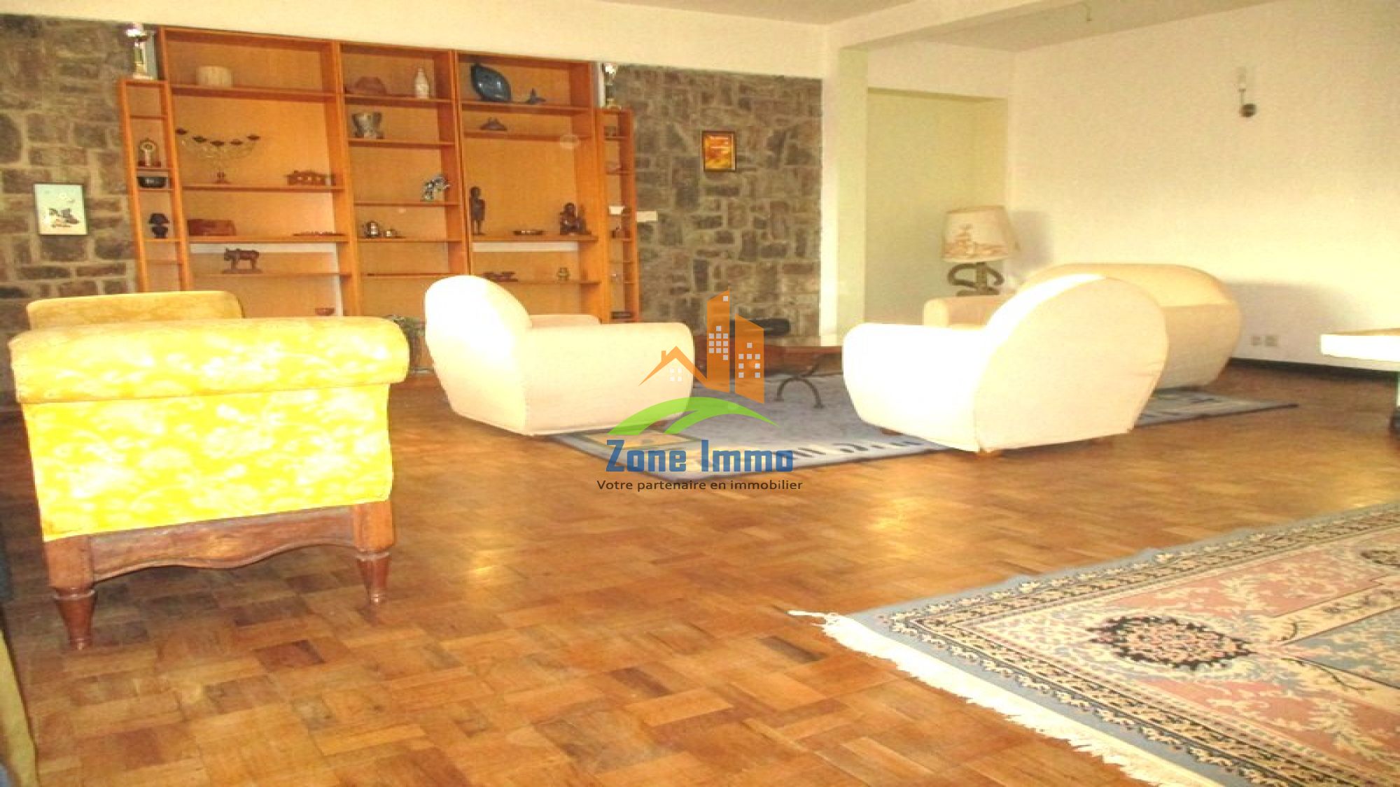https://www.zoneimmo-mada.com/uploads/2018/09/18/a-louer-bel-appartement-t5-meuble-a-ampasanimalo-1537270753_1_73763_large.jpg