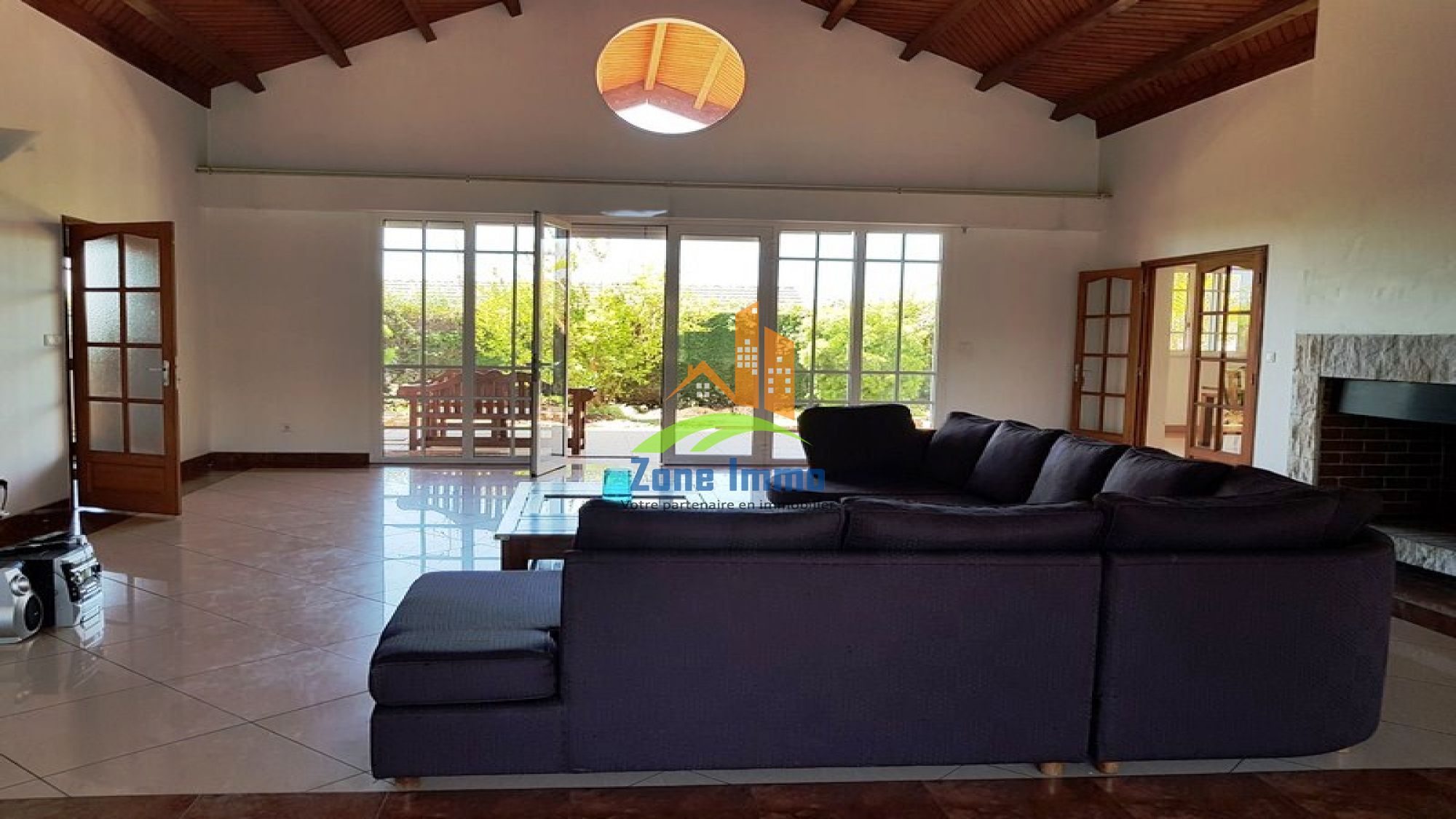 https://www.zoneimmo-mada.com/uploads/2018/09/28/a-louer-villa-basse-f6-meublee-et-avec-piscine-a-ivandry-1538128005_1_93102_large.jpg