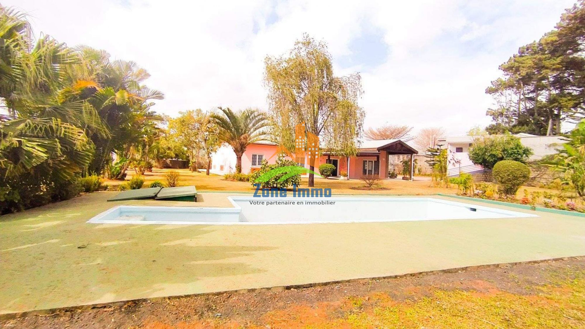 https://www.zoneimmo-mada.com/uploads/2018/11/14/a-vendre-villa-basse-f6-avec-piscine-sur-3-145m-de-terrain-a-ambatobe-1635958794_6_65732_large.jpg