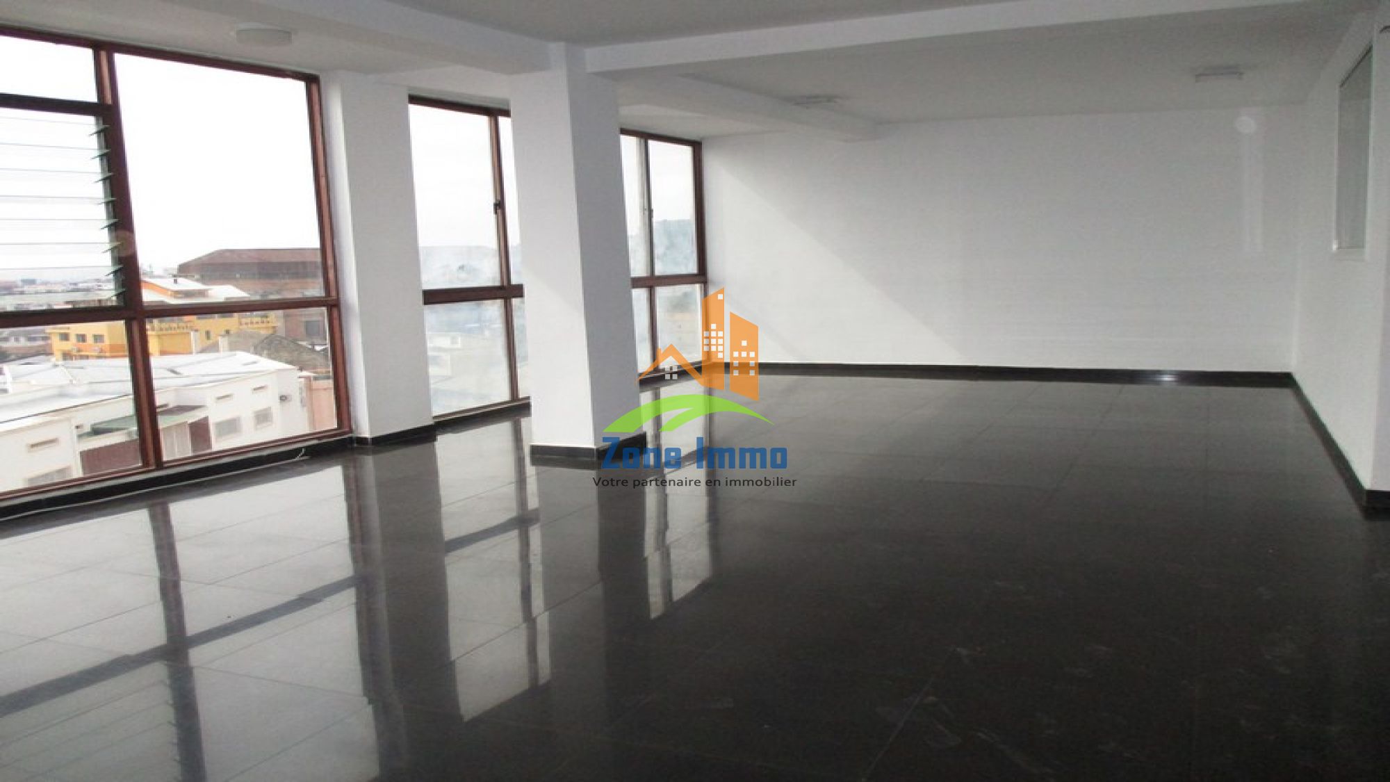 https://www.zoneimmo-mada.com/uploads/2018/11/16/a-louer-local-professionnel-bureau-de-300m-antaninarenina-1542368360_1_95973_large.jpg