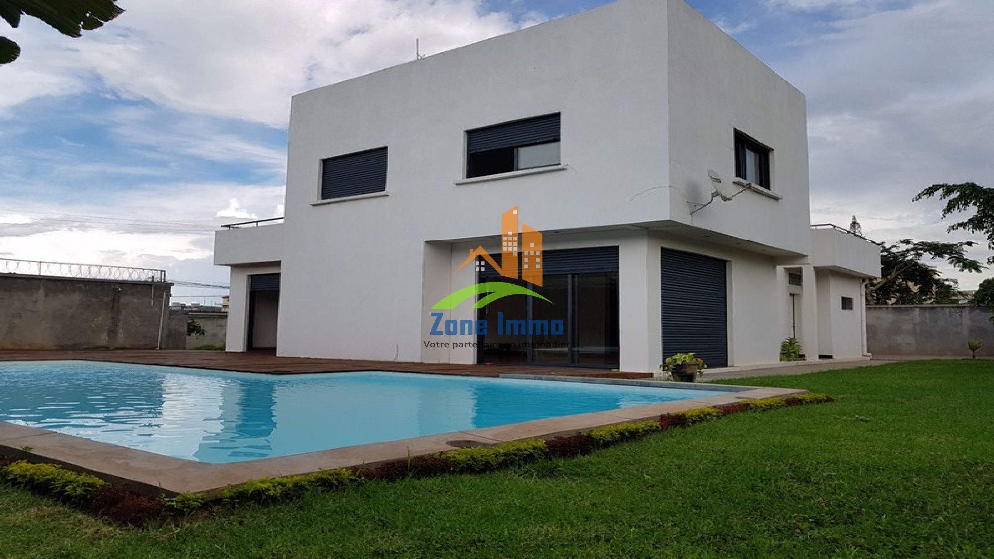 https://www.zoneimmo-mada.com/uploads/2019/03/07/a-louer-villa-a-etage-f5-avec-piscine-a-ambatobe-1551946361_1_34163_large.jpg