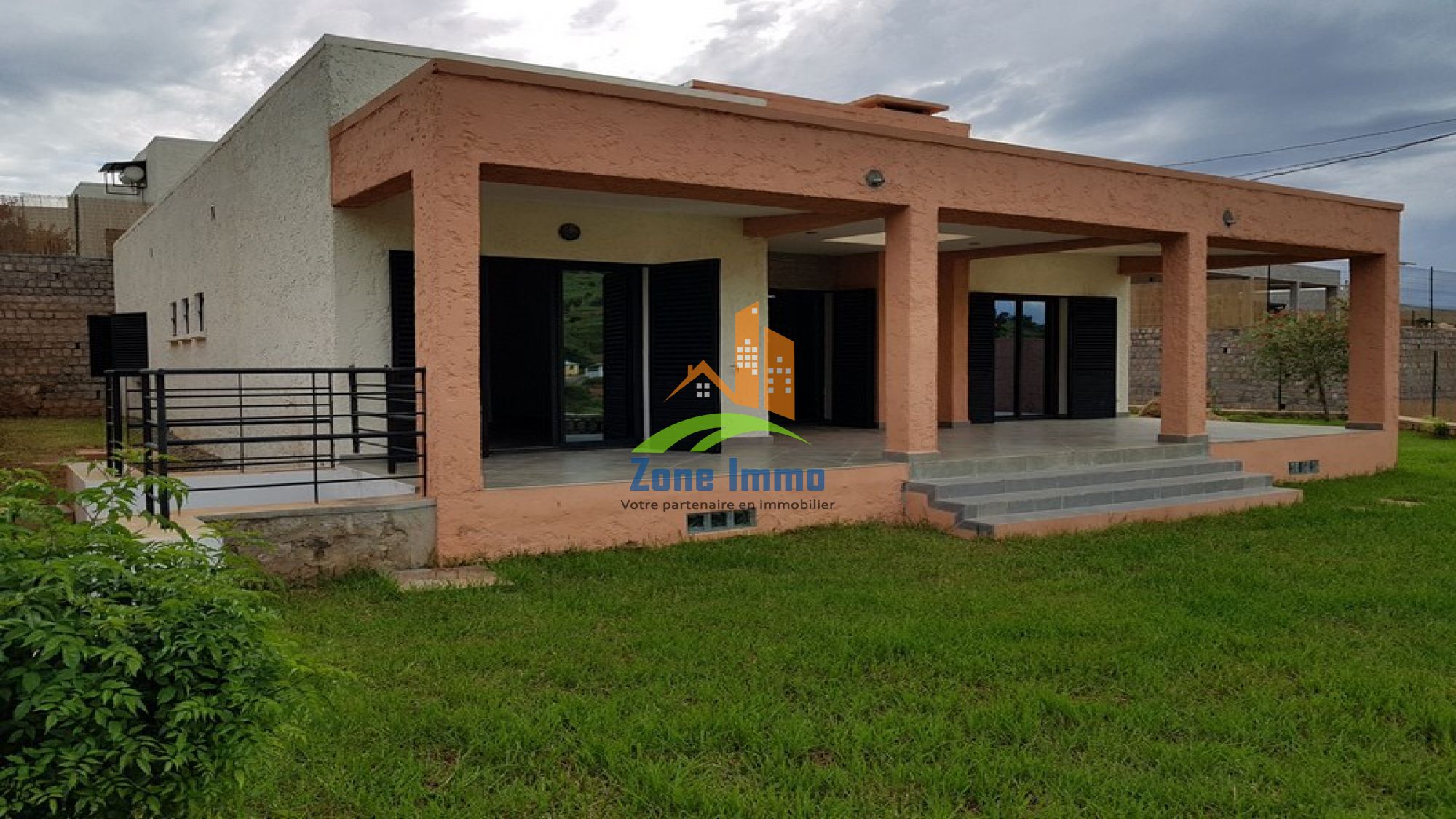 https://www.zoneimmo-mada.com/uploads/2019/03/12/a-louer-villa-basse-f4-securisee-a-ambatobe-1552385348_1_22873_large.jpg